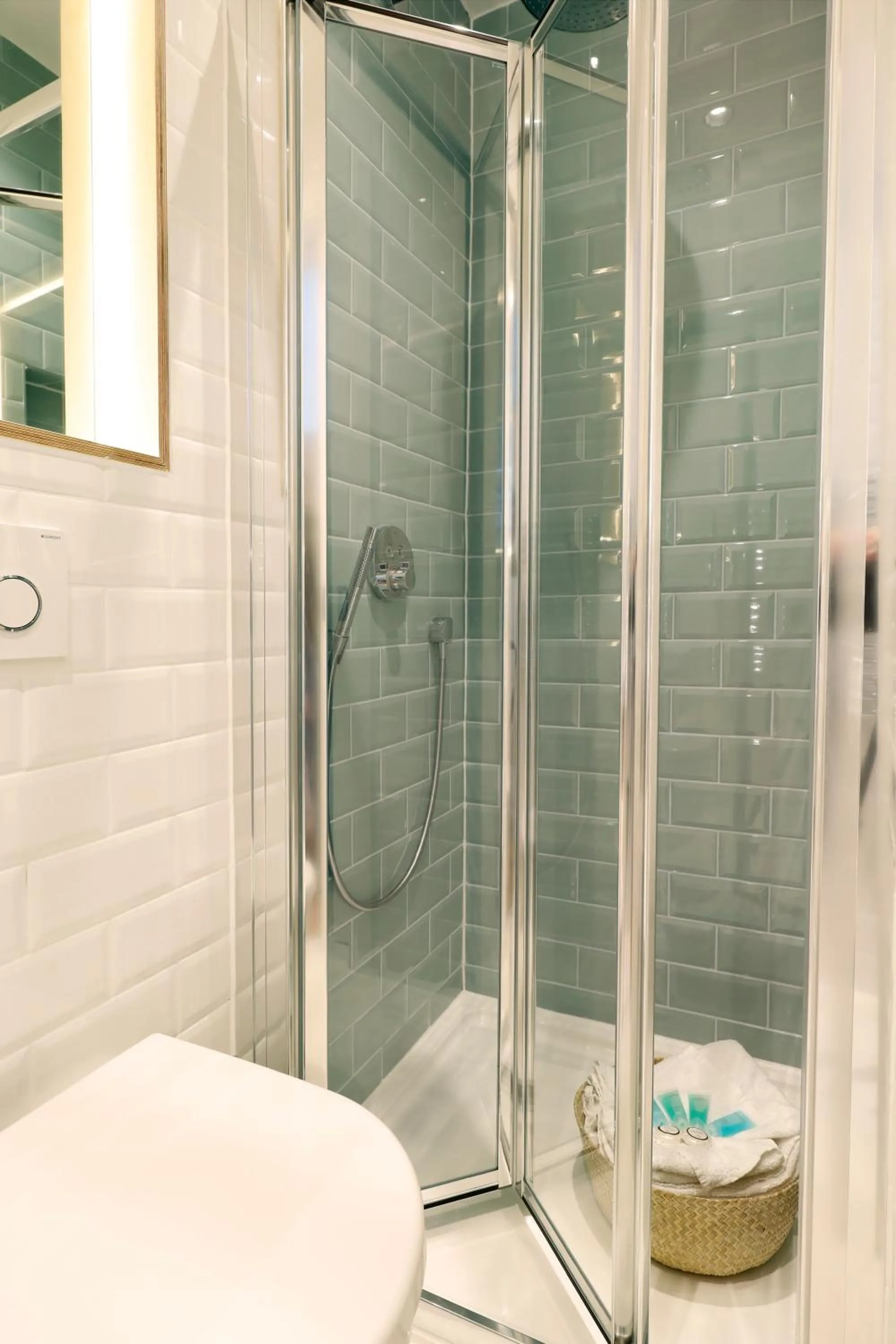 Shower in Kensington Stay