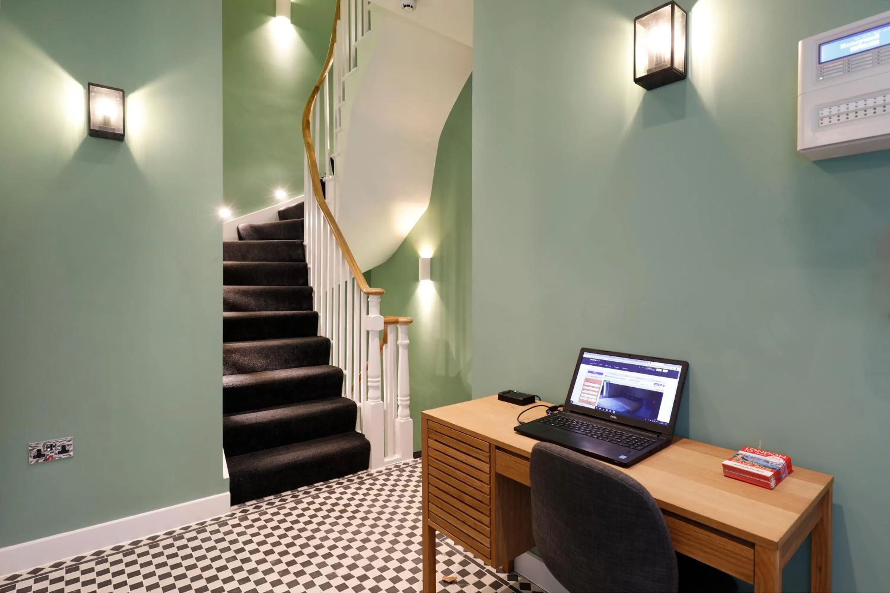 Lobby or reception in Kensington Stay