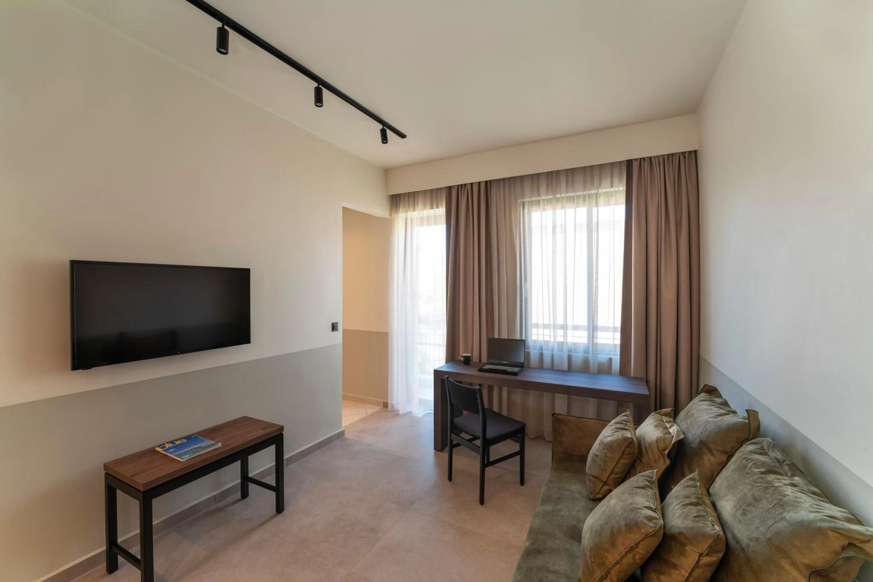 TV and multimedia in Mariette Rhodes Urban Suites