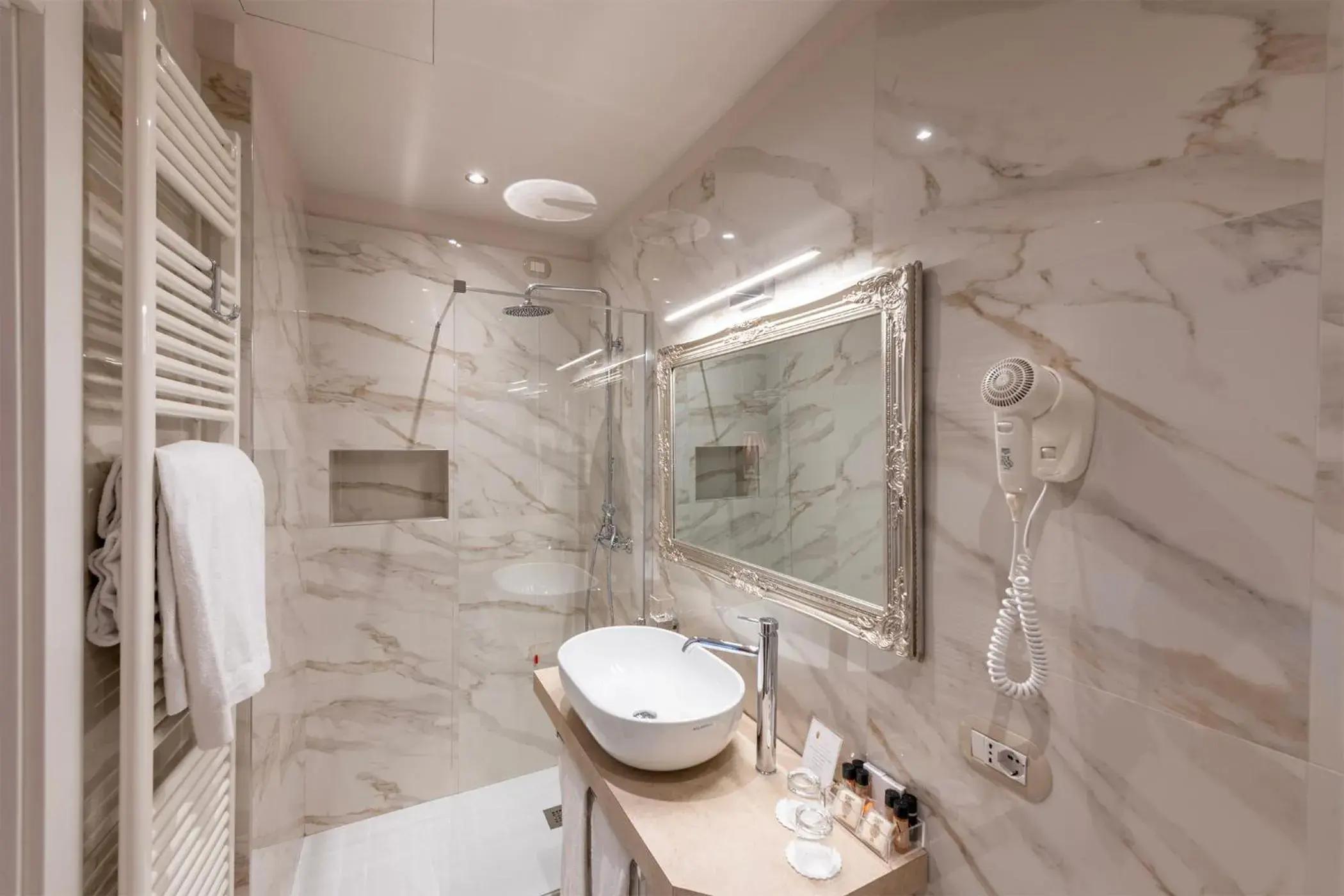 Standard Double or Twin Room in Majestic Toscanelli (centro storico) Standard Double or Twin Room in Majestic Toscanelli (centro storico)