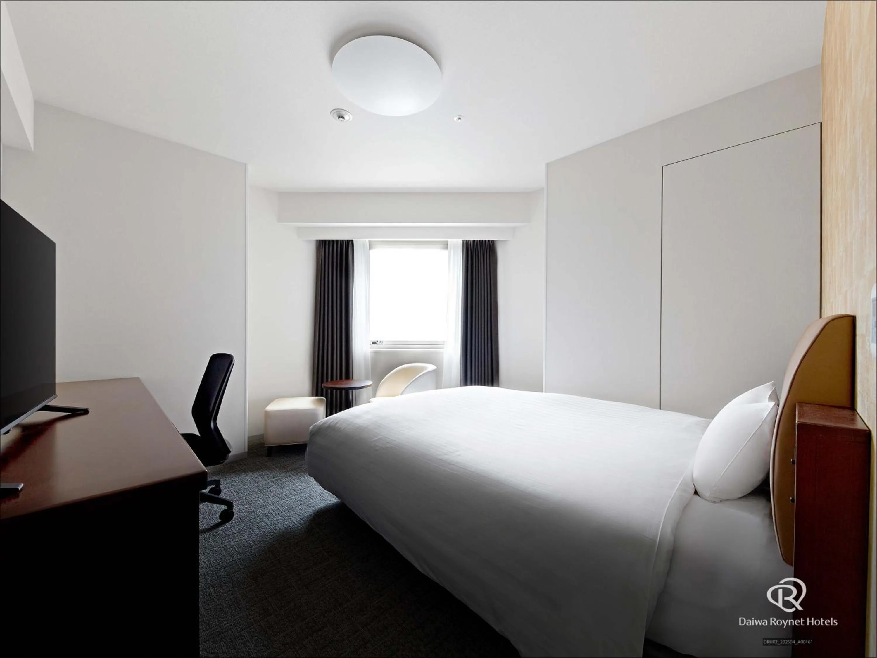 Photo of the whole room, Bed in Daiwa Roynet Hotel Shin-Yokohama