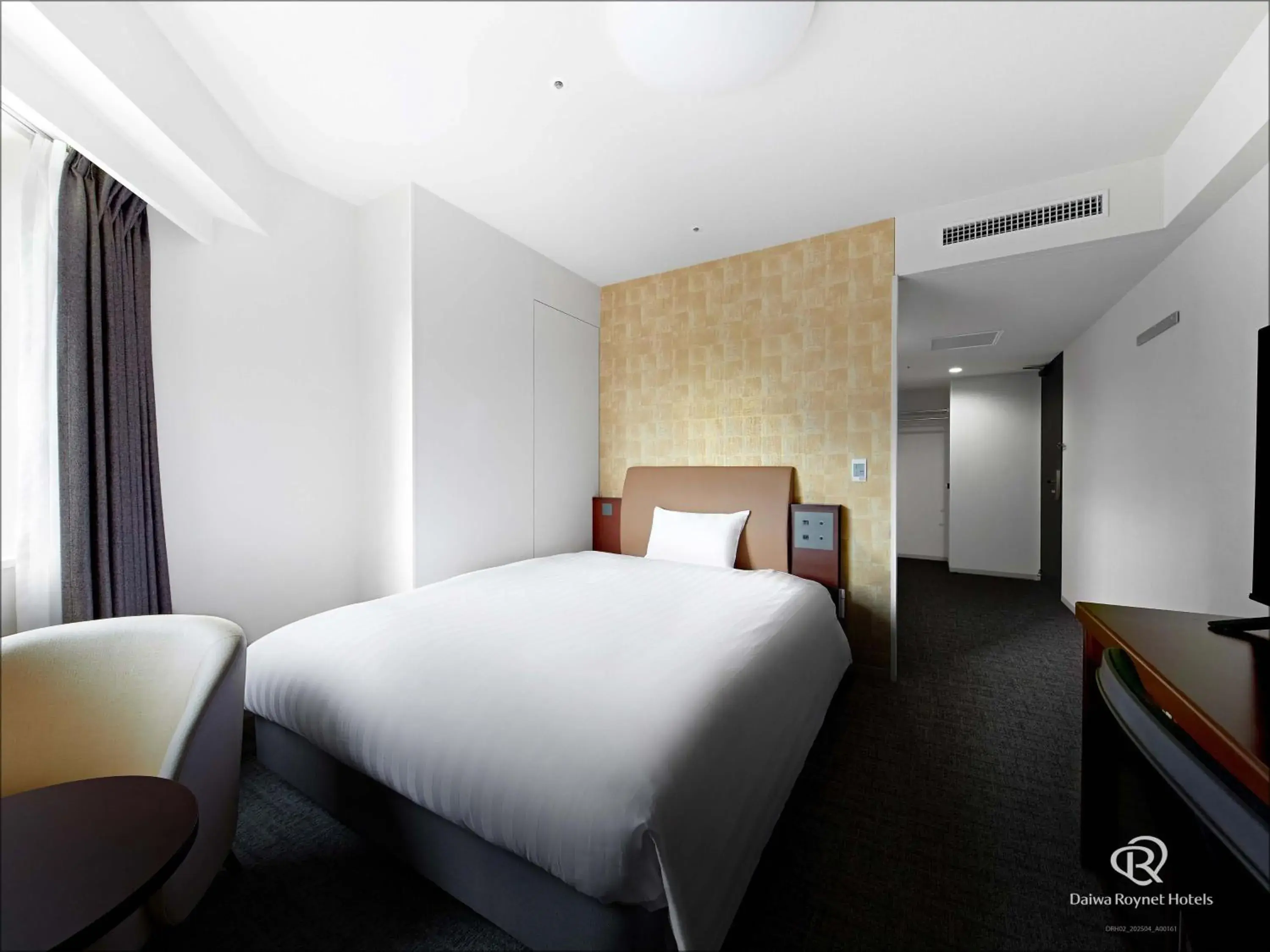 Photo of the whole room, Bed in Daiwa Roynet Hotel Shin-Yokohama Photo of the whole room, Bed in Daiwa Roynet Hotel Shin-Yokohama