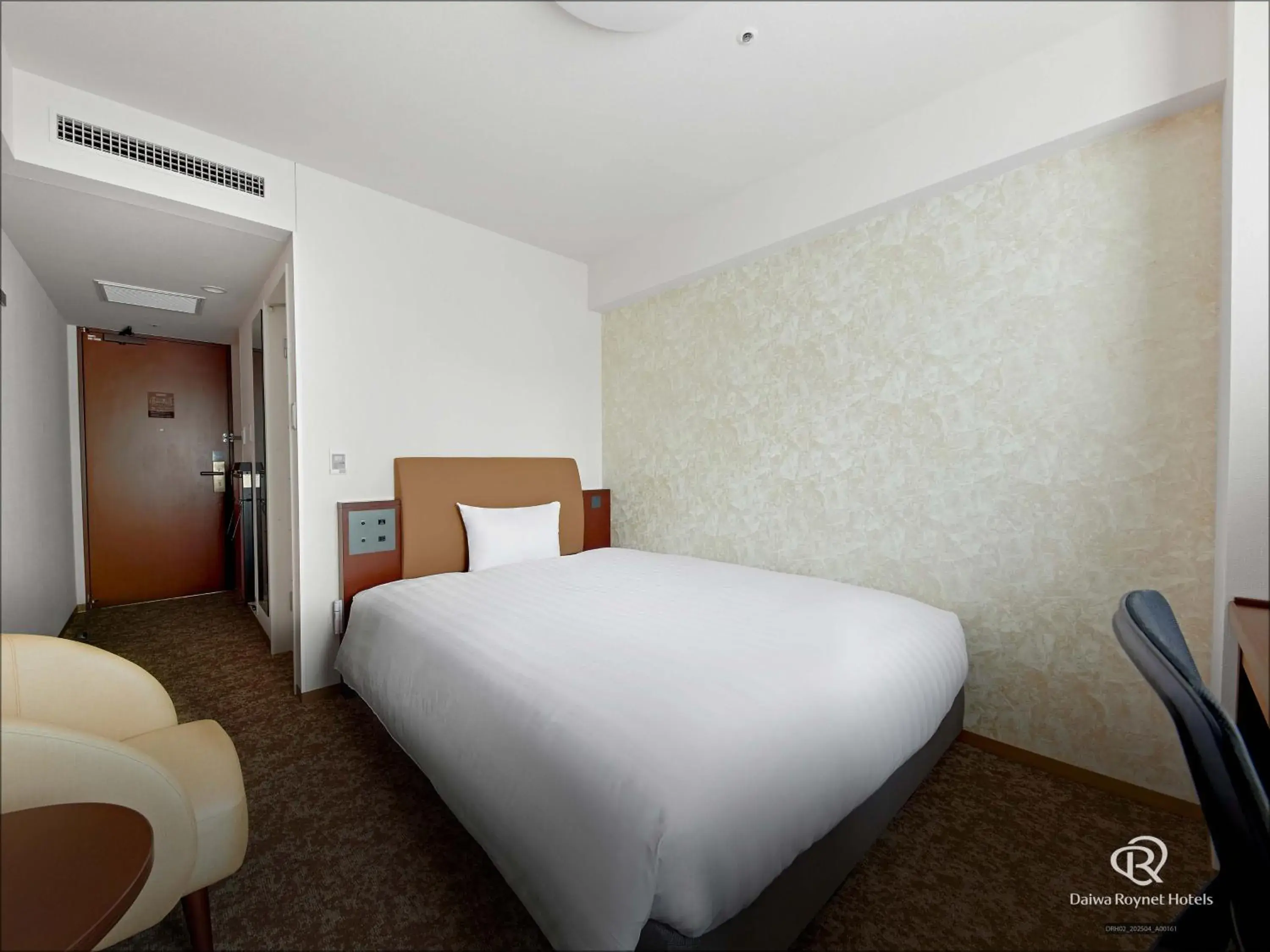 Photo of the whole room, Bed in Daiwa Roynet Hotel Shin-Yokohama Photo of the whole room, Bed in Daiwa Roynet Hotel Shin-Yokohama