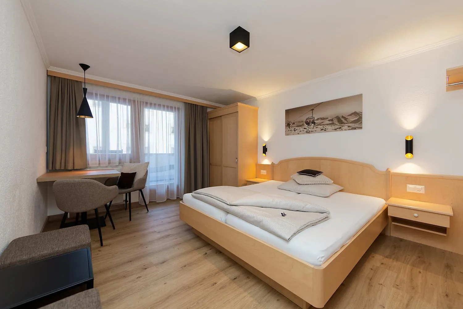 Photo of the whole room, Bed in Panorama Samnaun