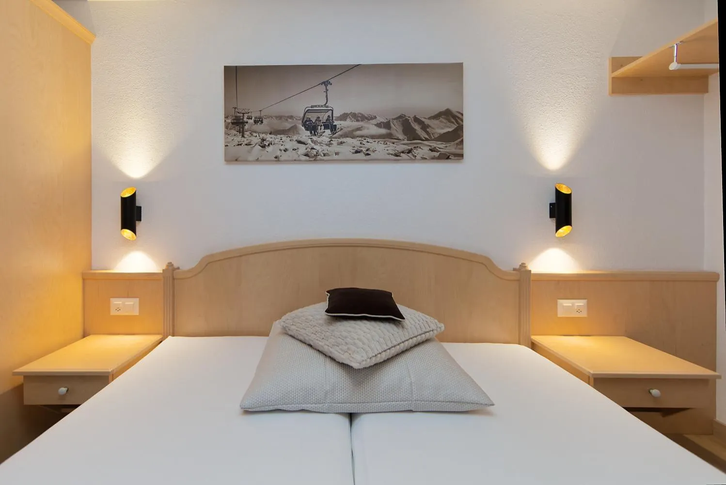 Photo of the whole room, Bed in Panorama Samnaun