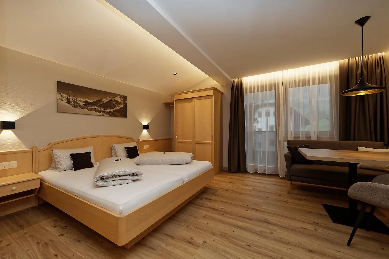 Photo of the whole room, Bed in Panorama Samnaun