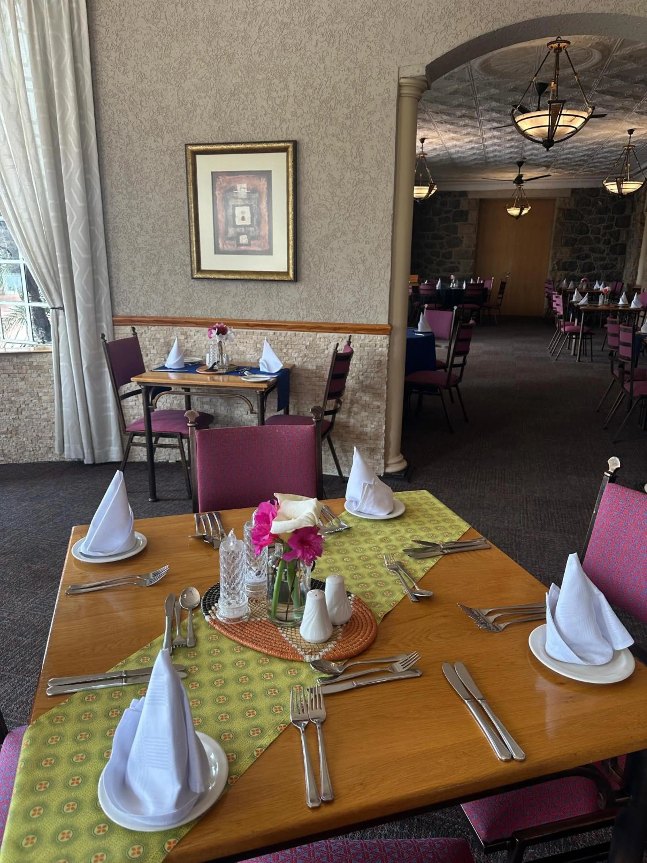 Restaurant/places to eat in Cathedral Peak Hotel