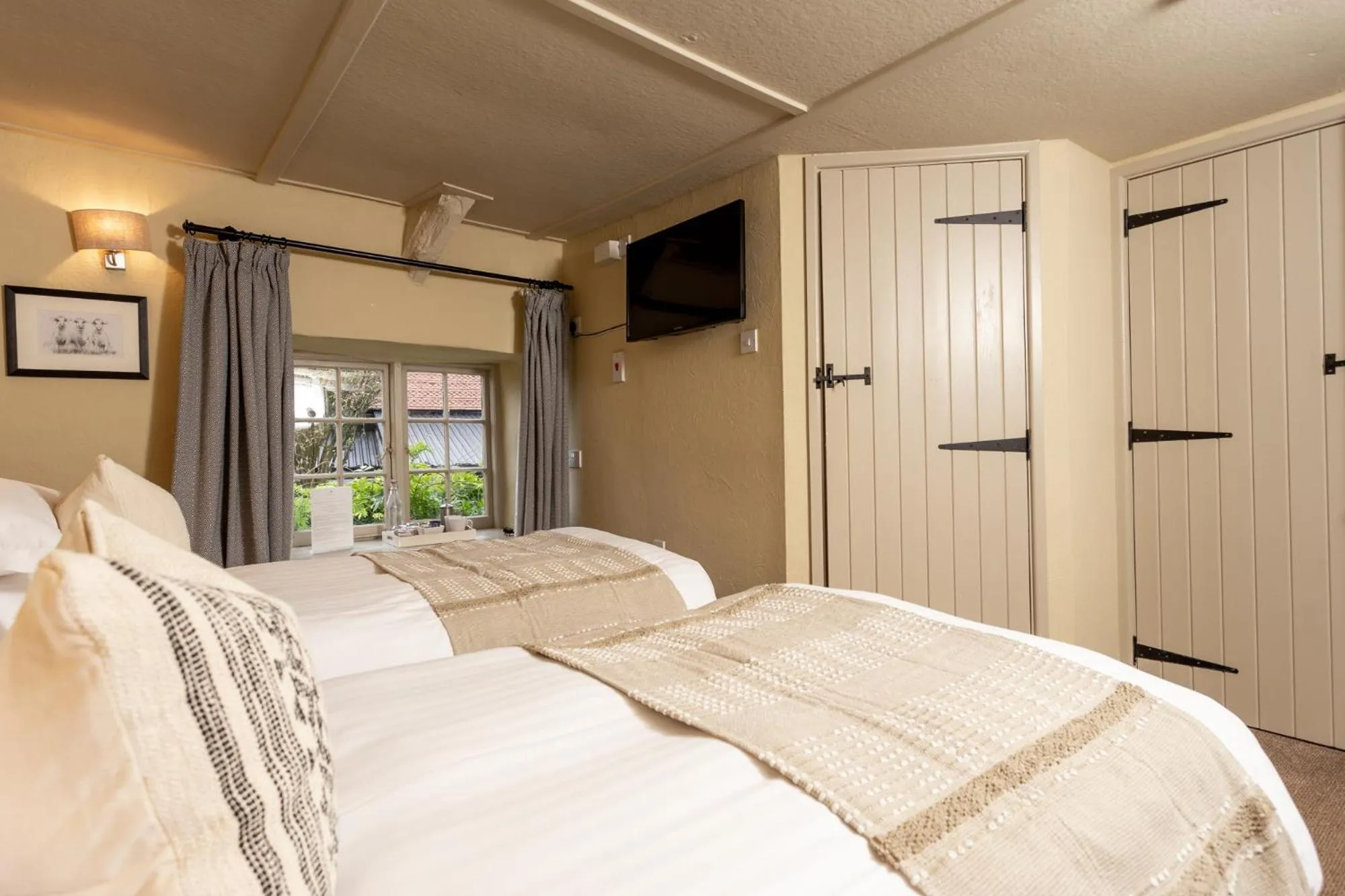 Bedroom, Bed in Castle Inn