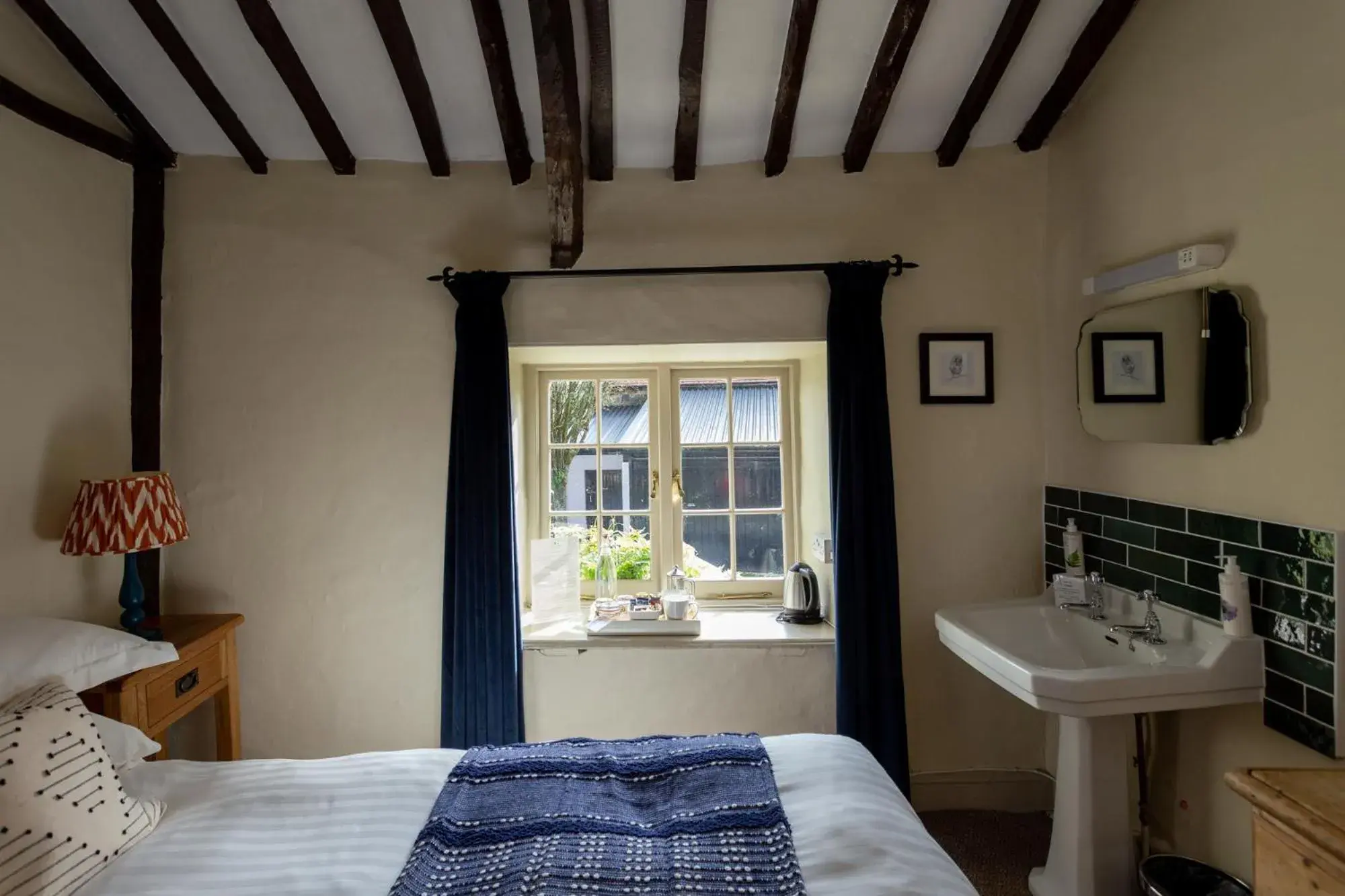 Small Double Room - single occupancy in Castle Inn Small Double Room - single occupancy in Castle Inn