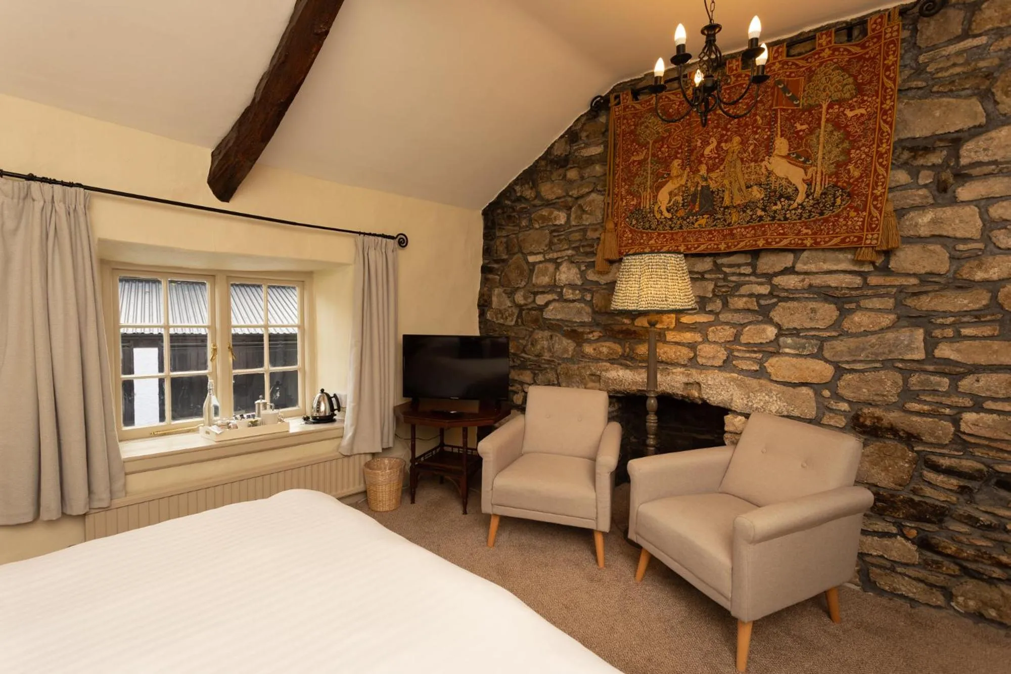 Seating area, Bed in Castle Inn