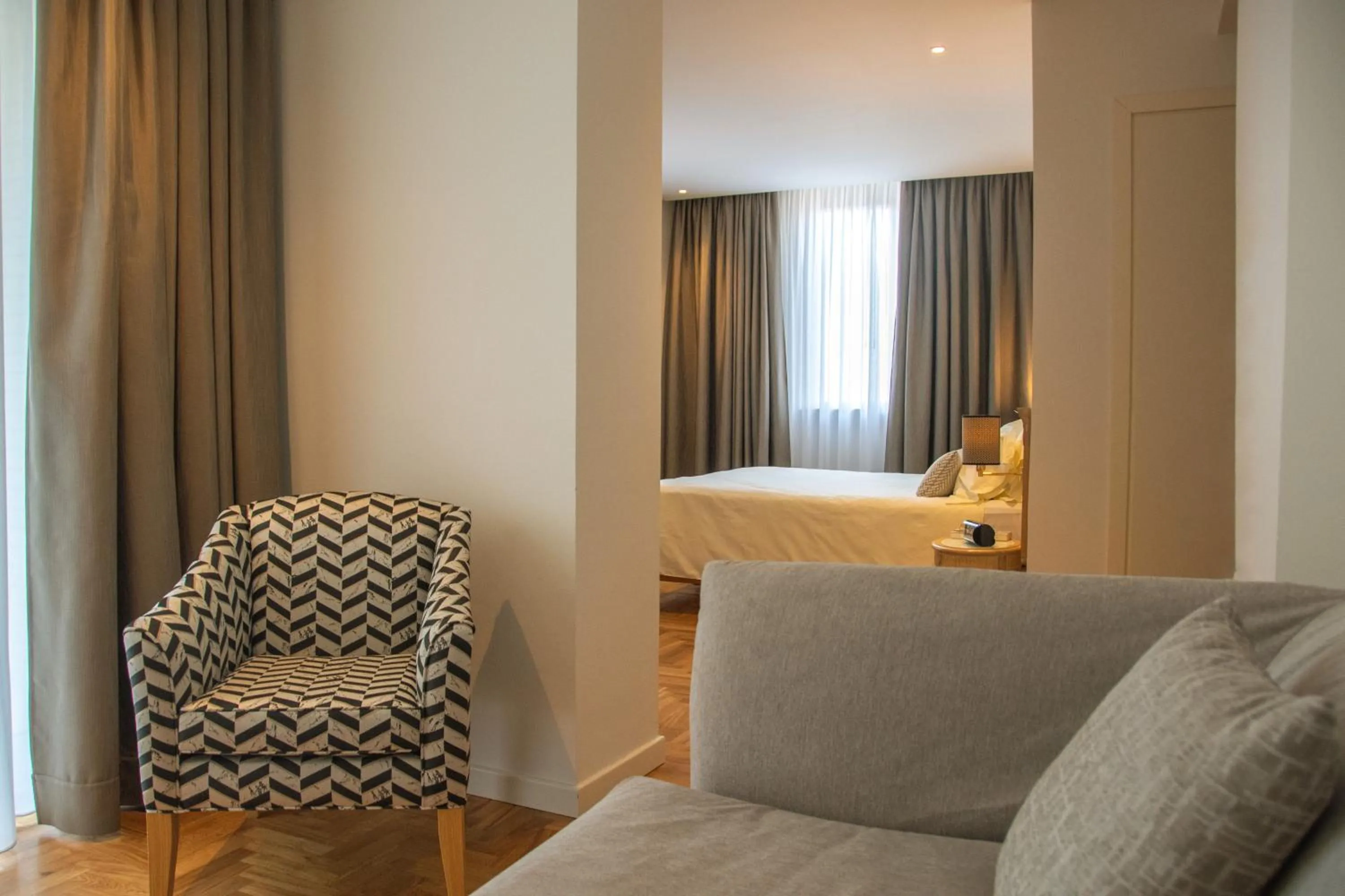 Bedroom, Bed in Ambassador Palace Hotel