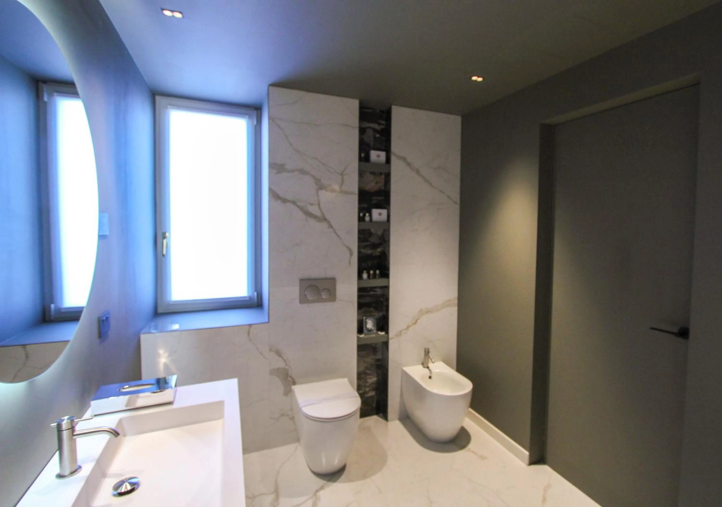 Toilet in Ambassador Palace Hotel