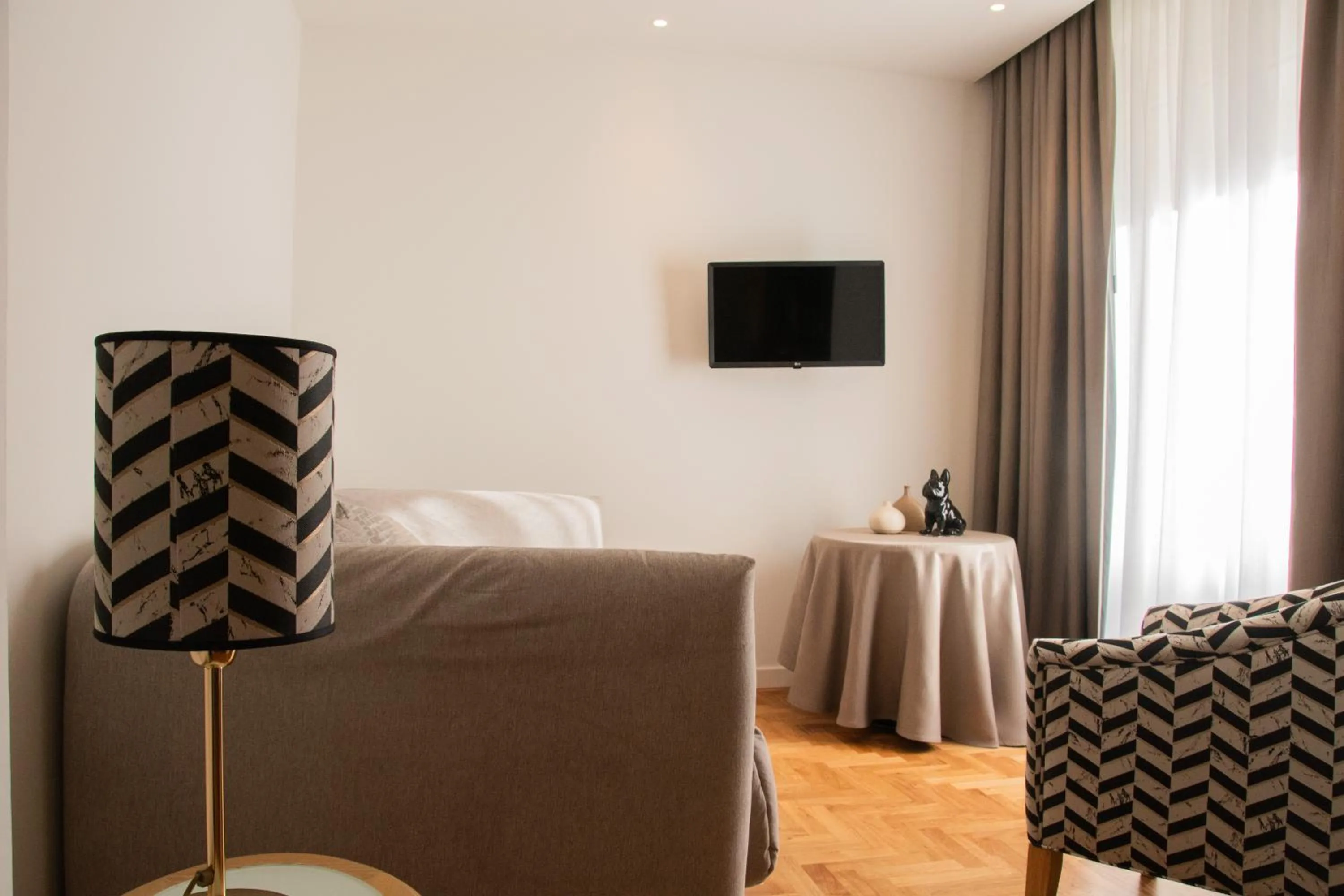 Bedroom, Bed in Ambassador Palace Hotel