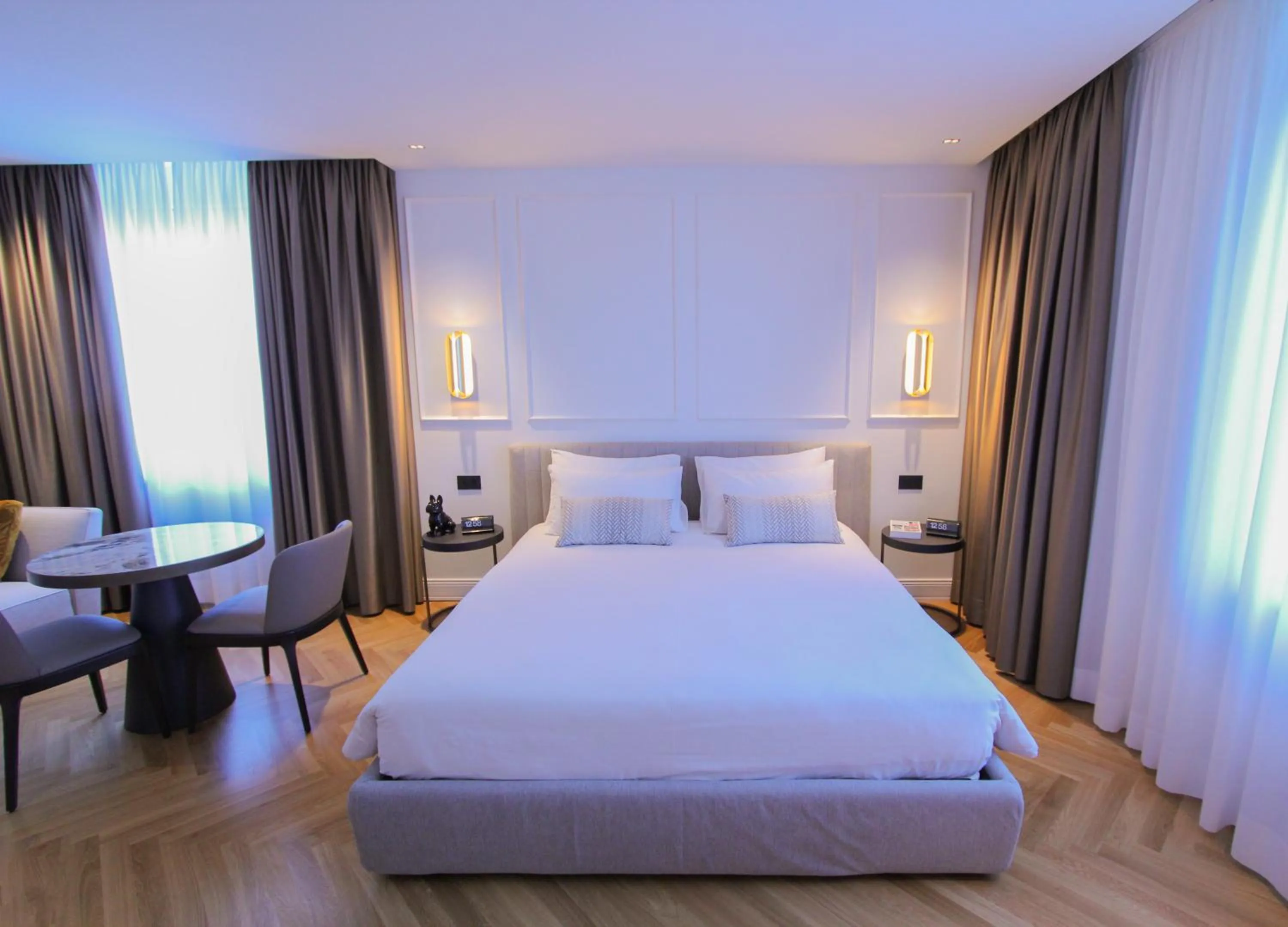 Bedroom, Bed in Ambassador Palace Hotel