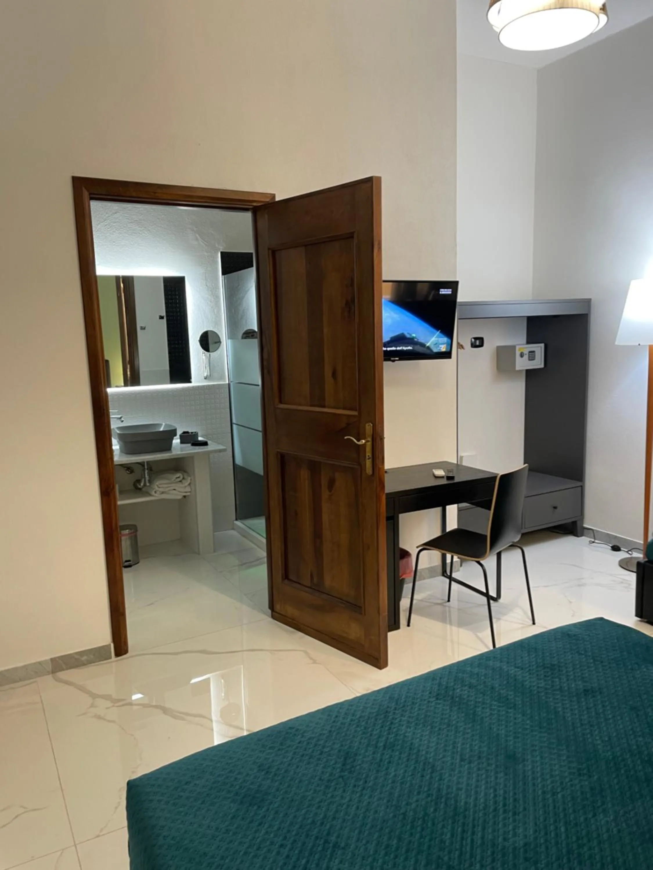 Bathroom, Bed in Dante Rooms