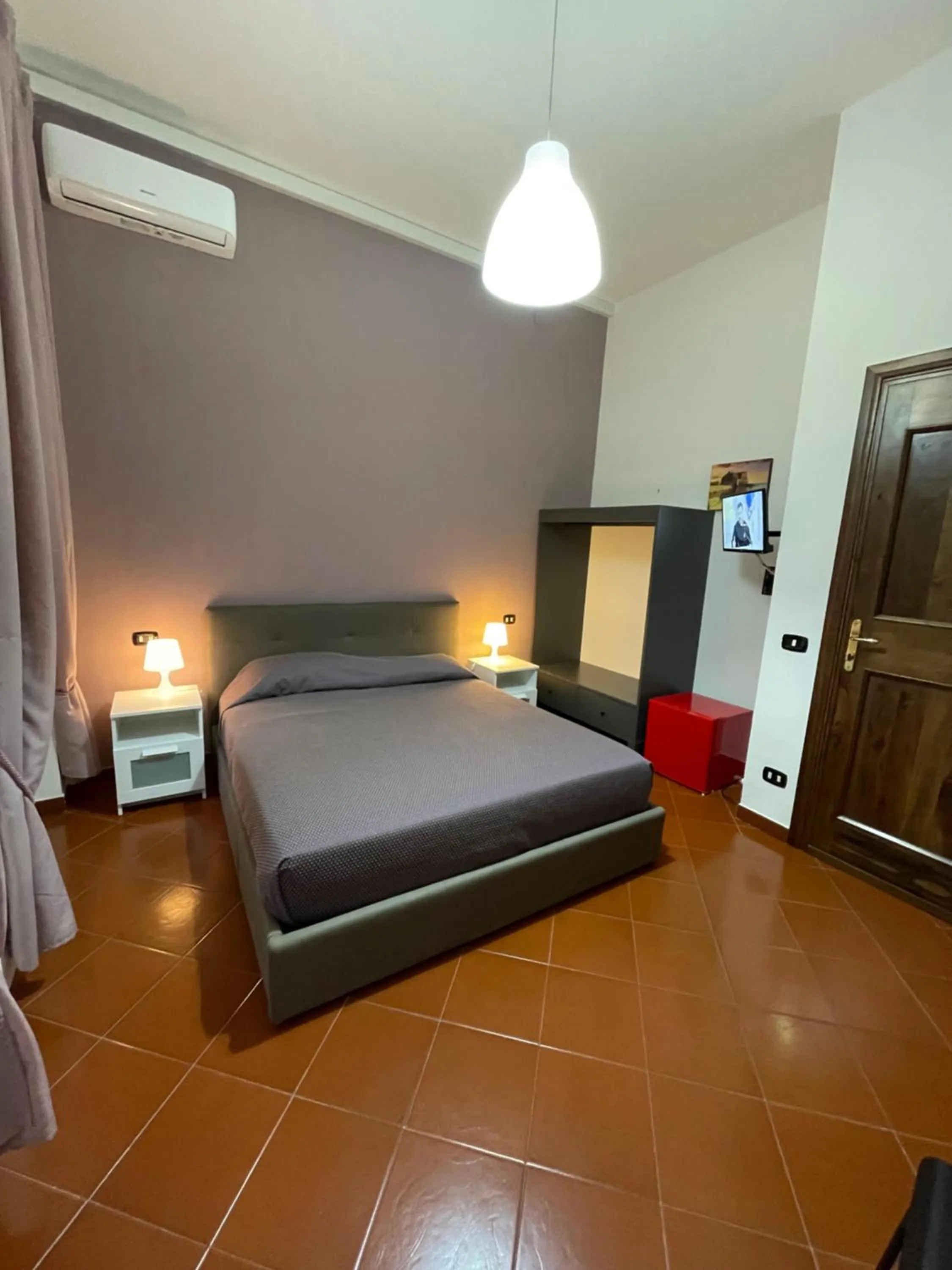 Bedroom, Bed in Dante Rooms