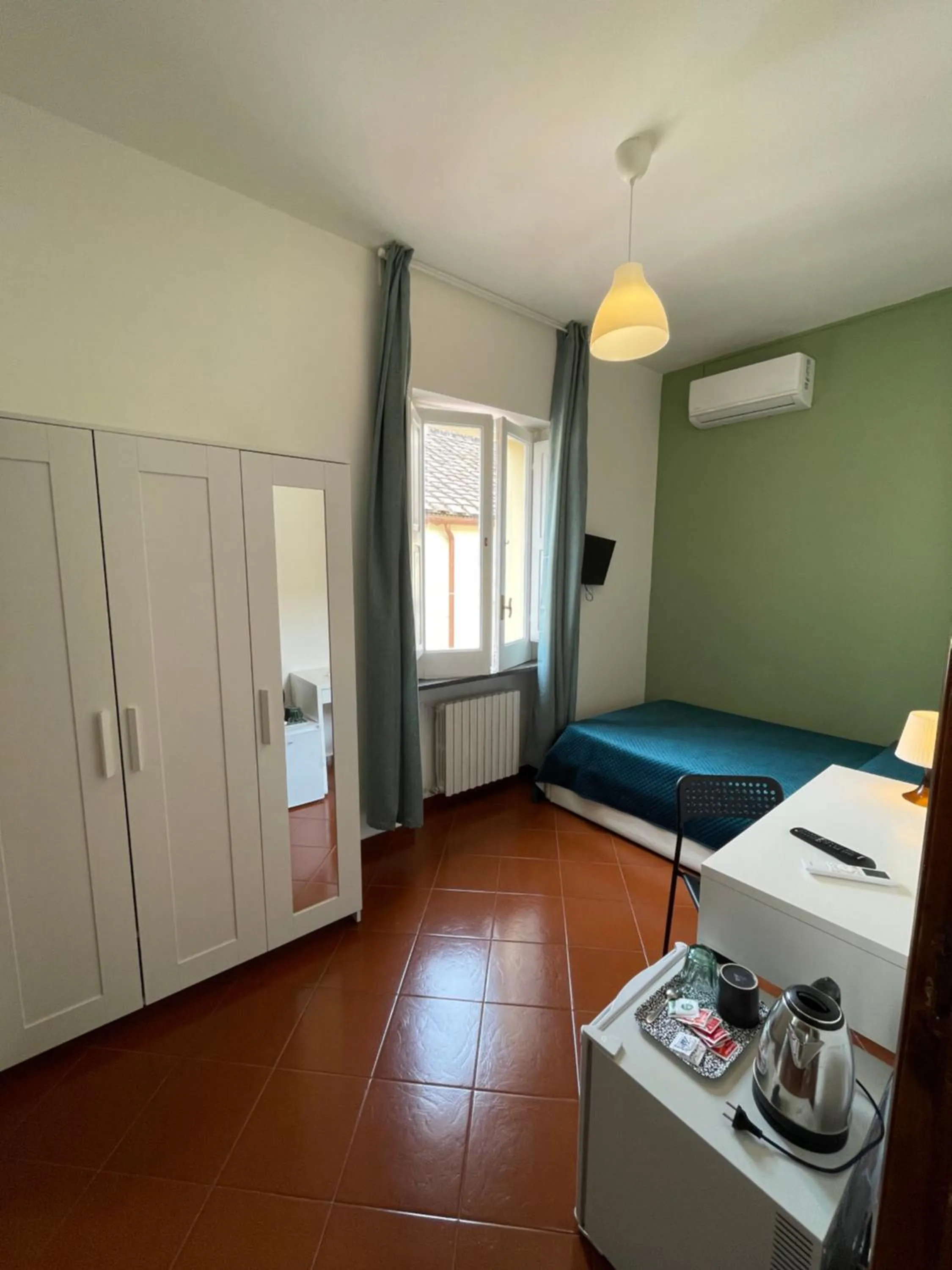 Photo of the whole room, Bed in Dante Rooms