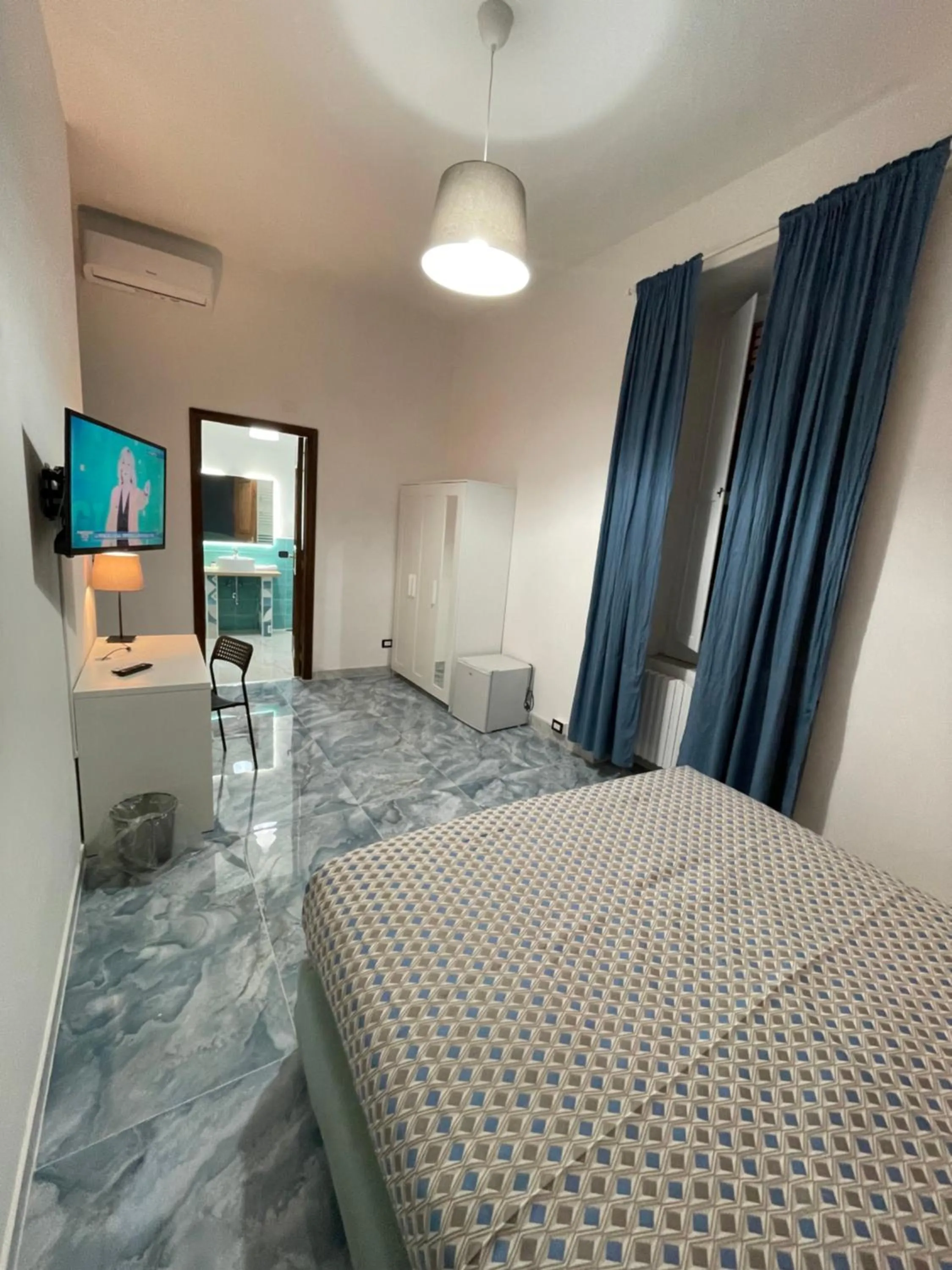 Photo of the whole room, Bed in Dante Rooms