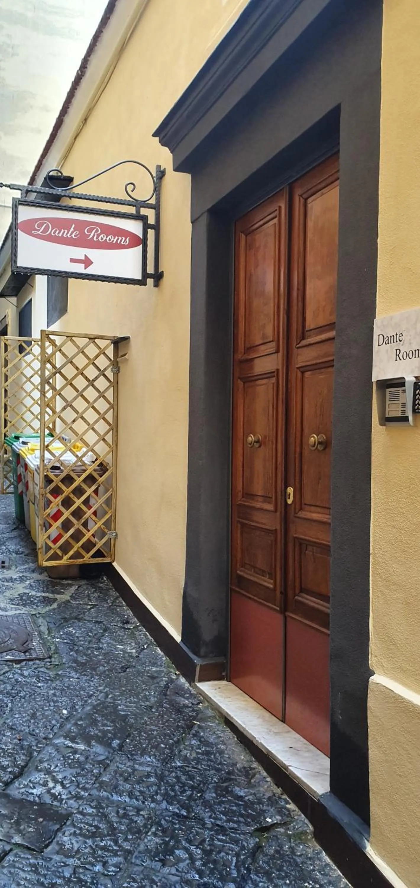 Facade/entrance in Dante Rooms