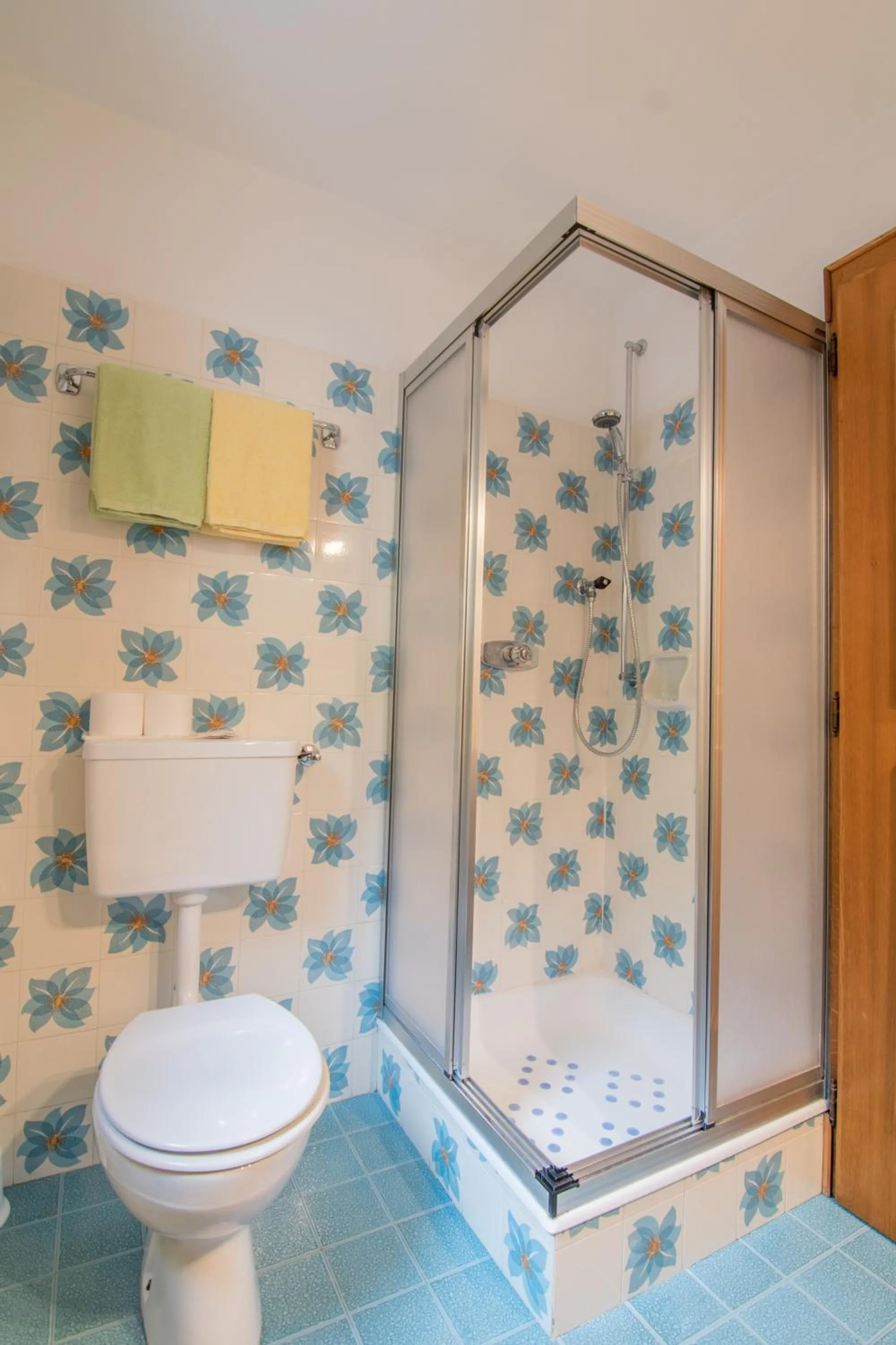 Shower in Garni La Vara