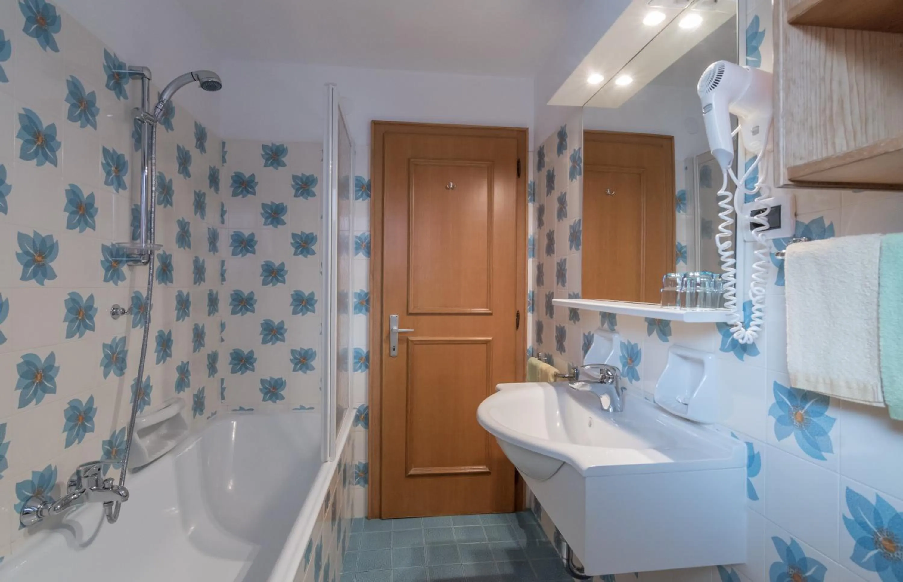 Bathroom in Garni La Vara