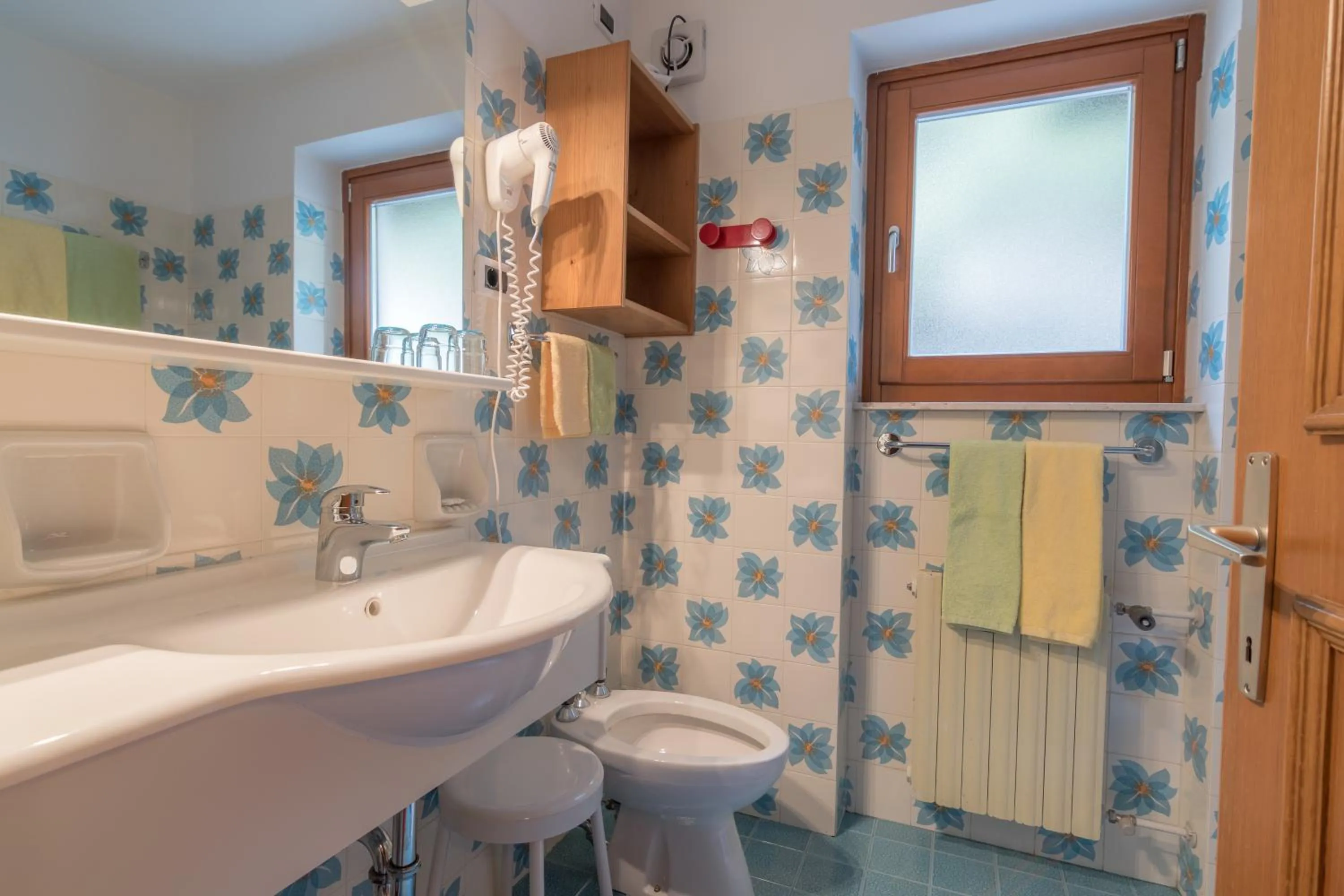 Shower in Garni La Vara