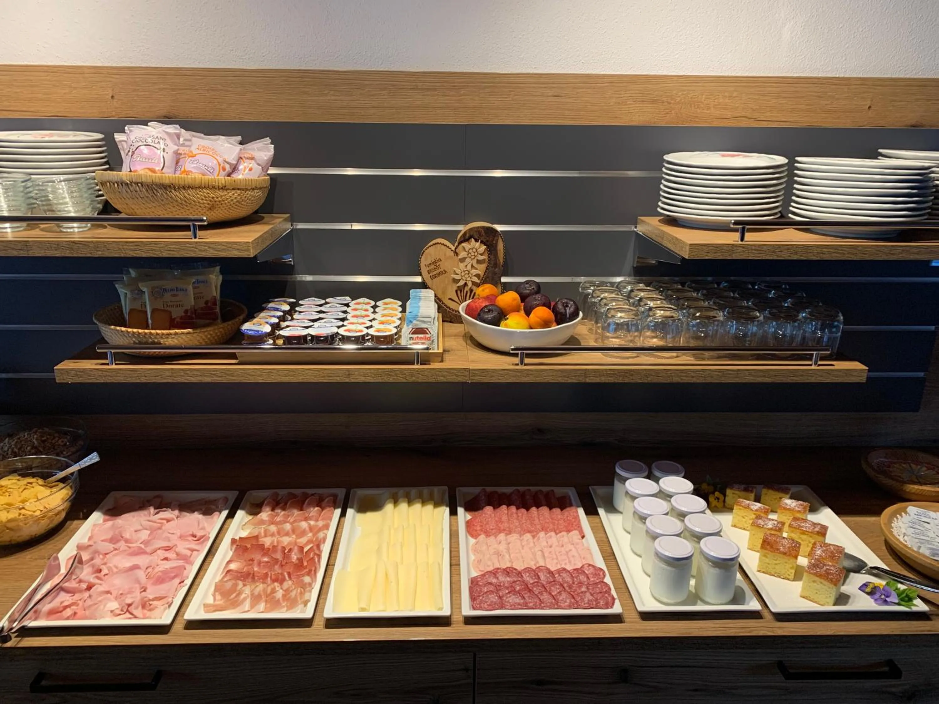 Breakfast in Garni La Vara