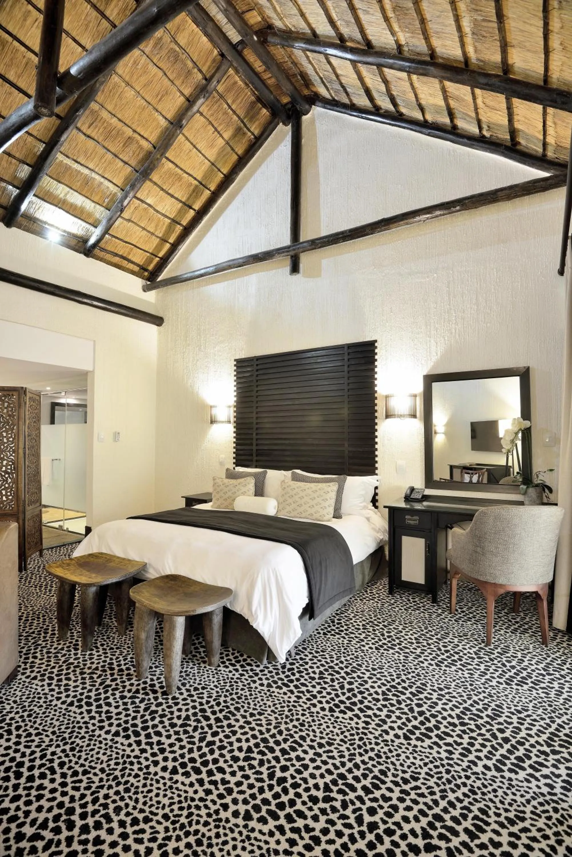 Photo of the whole room, Bed in Bakubung Bush Lodge