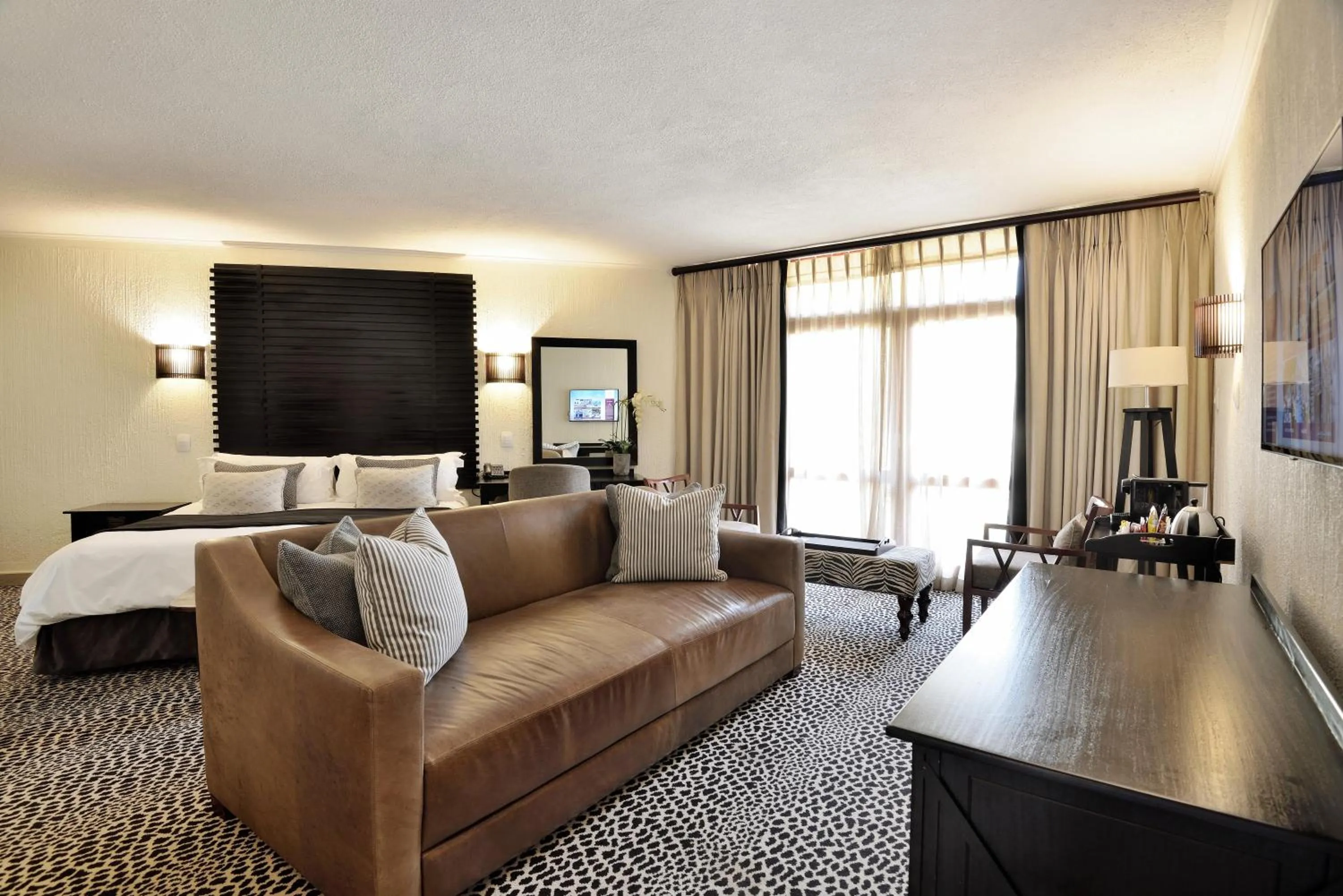 Photo of the whole room, Bed in Bakubung Bush Lodge