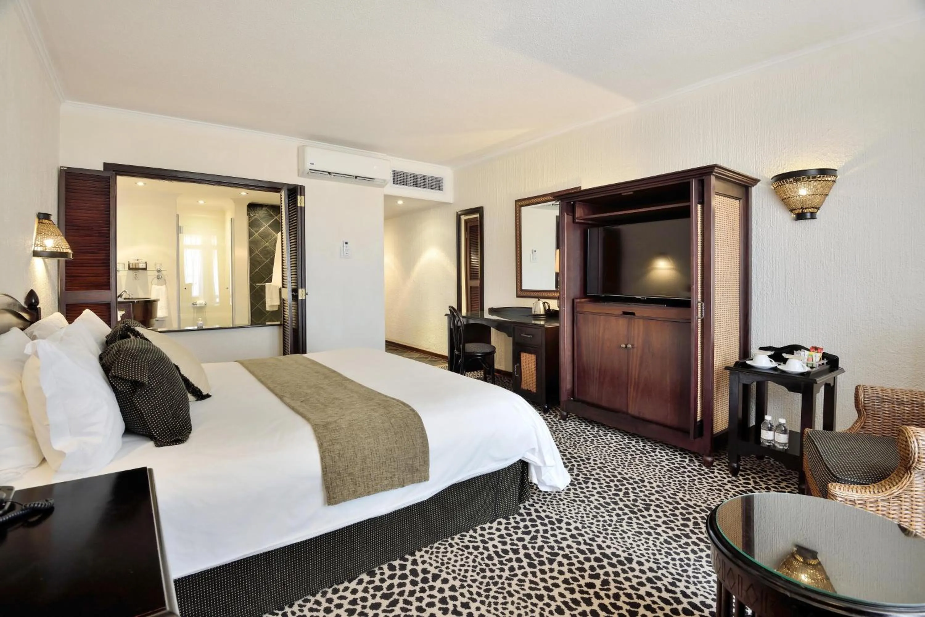 Photo of the whole room, Bed in Bakubung Bush Lodge