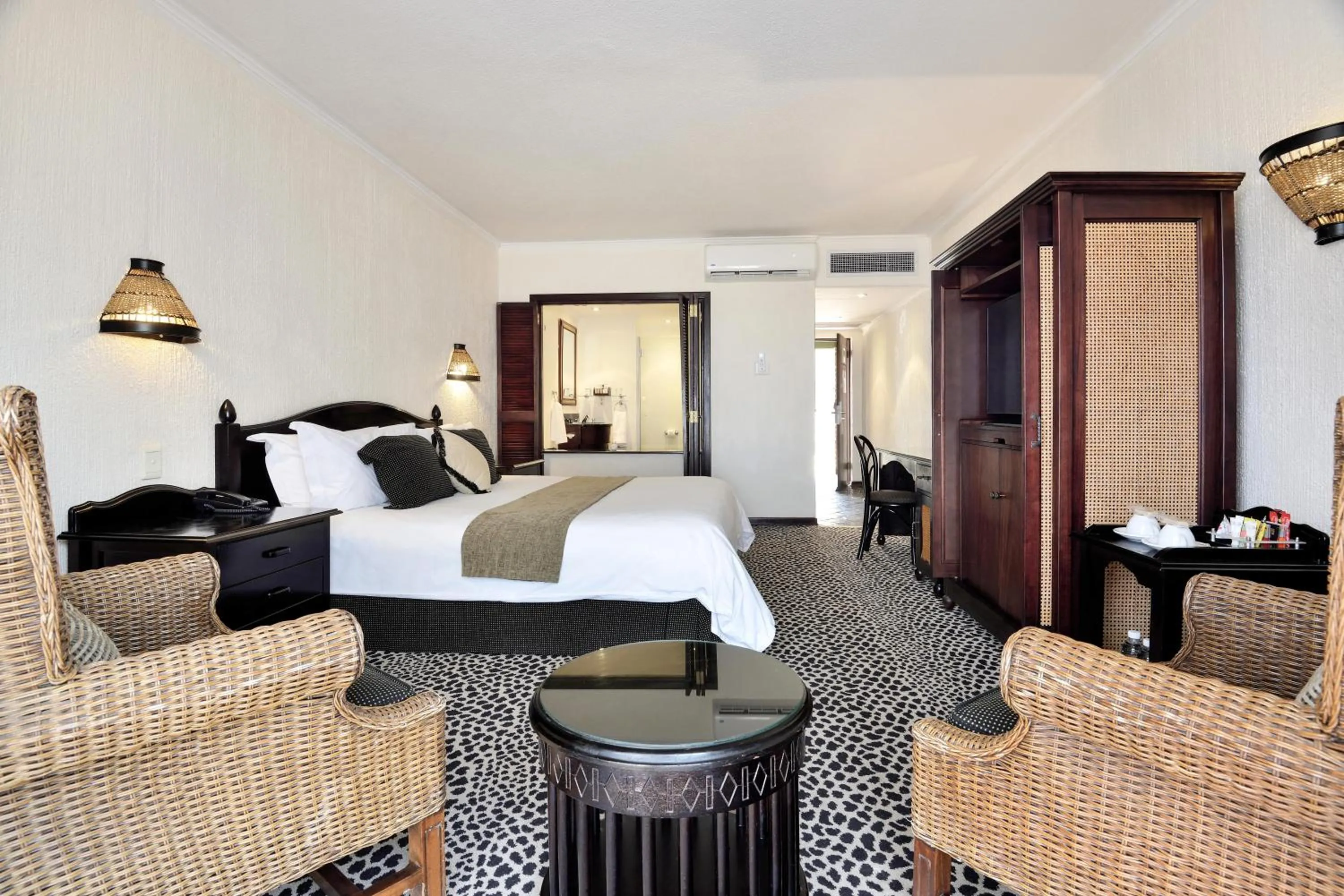 Photo of the whole room, Bed in Bakubung Bush Lodge