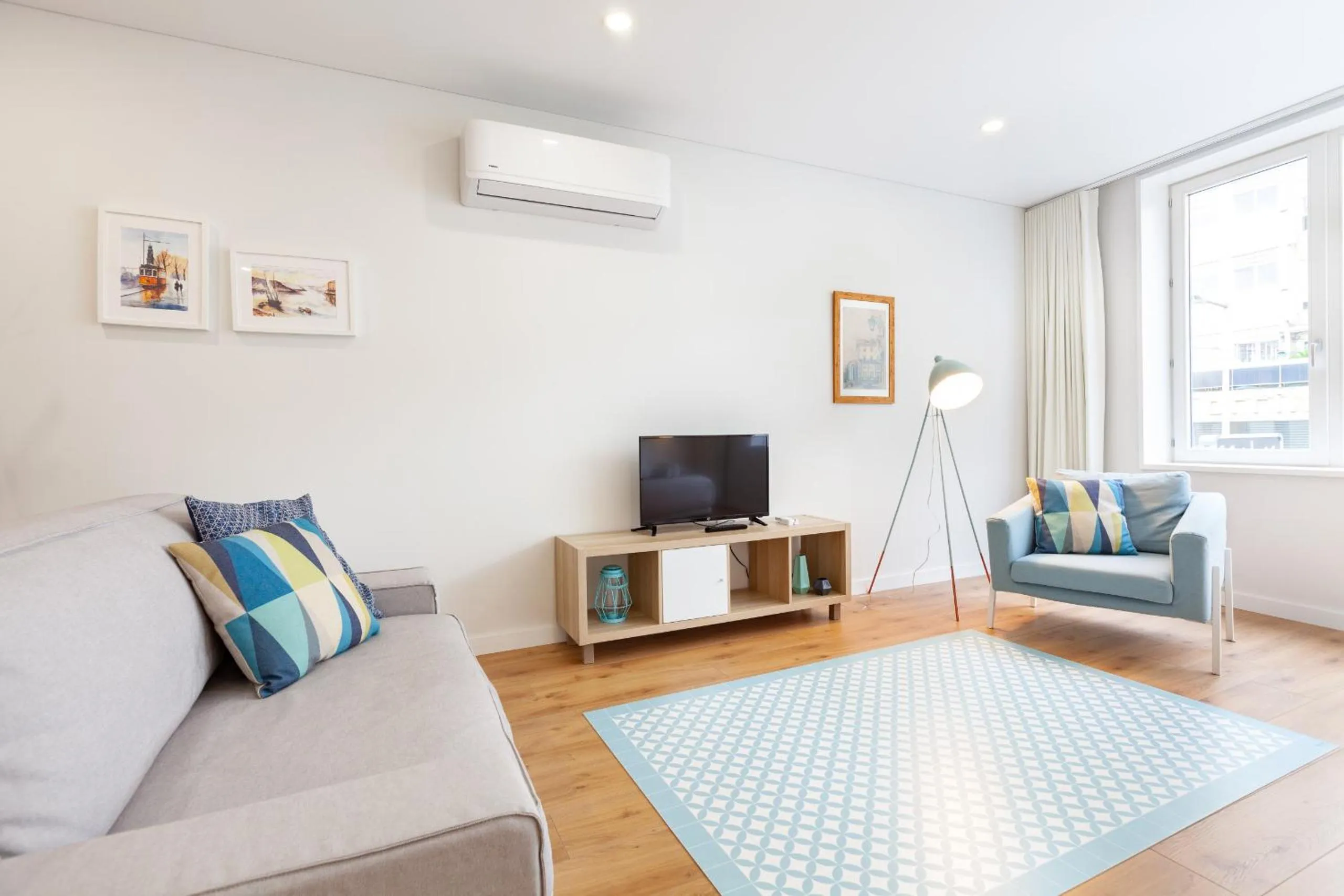 Communal lounge/ TV room in Oporto Palace Apartments