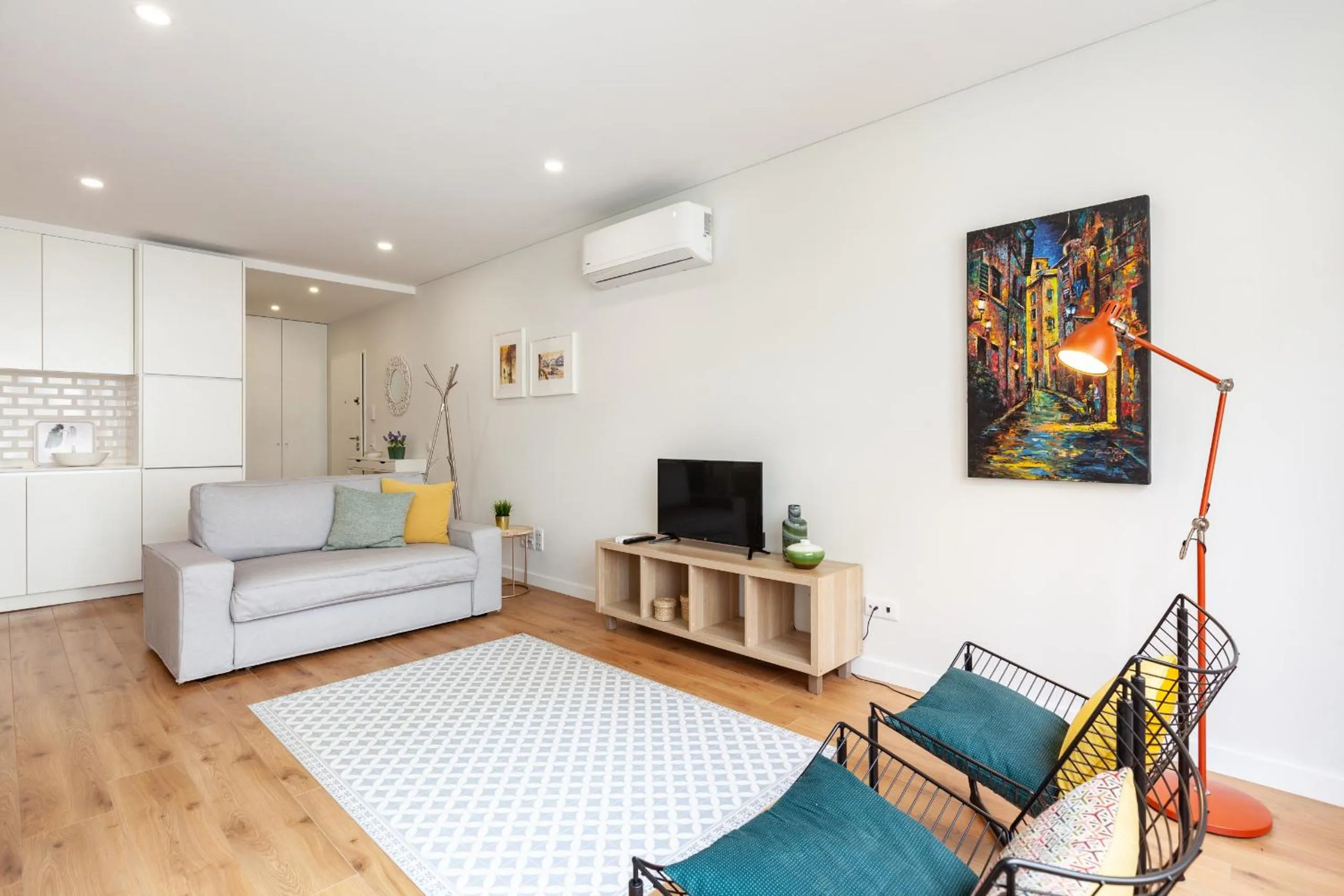 Communal lounge/ TV room in Oporto Palace Apartments