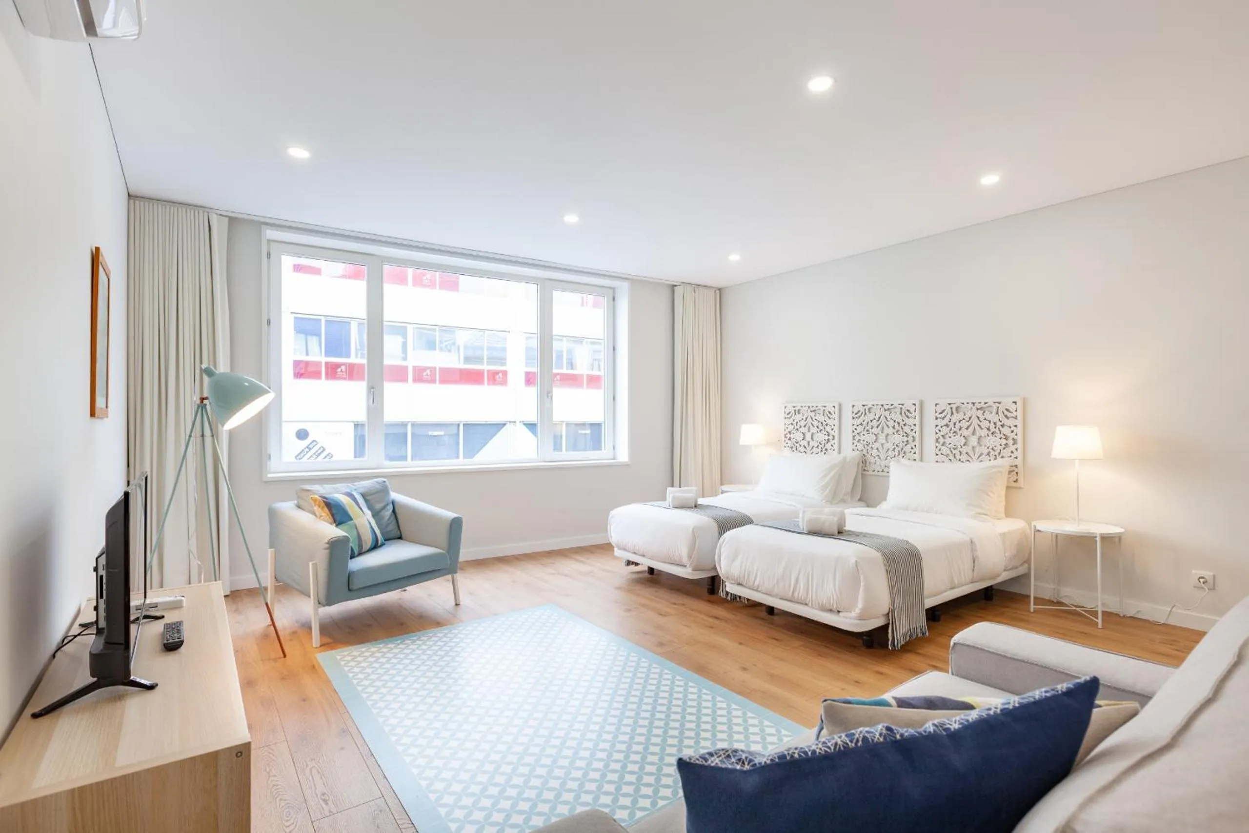 Communal lounge/ TV room, Bed in Oporto Palace Apartments