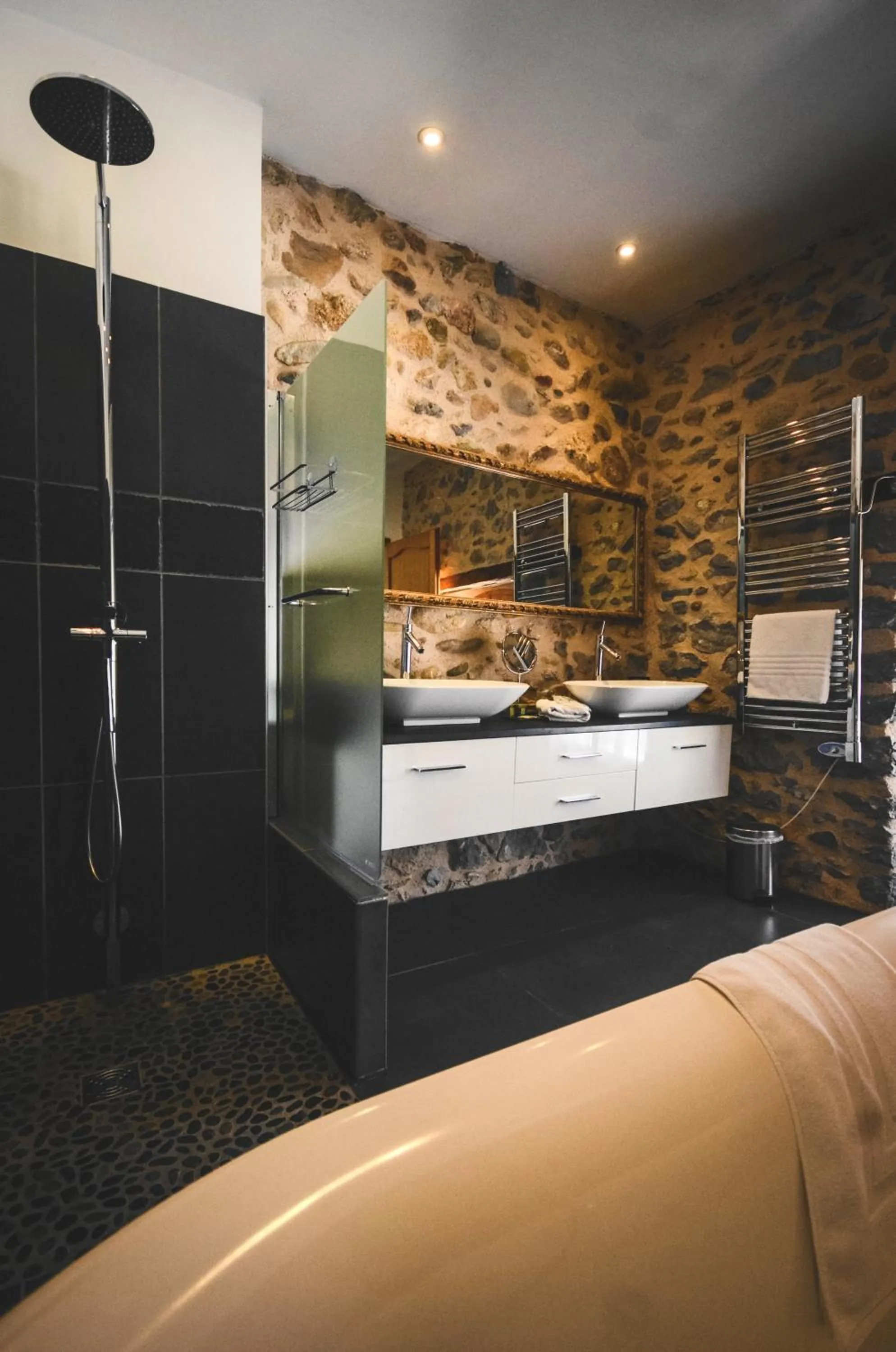 Bathroom, Bed in Hotel Logis - Chateau de Beauregard