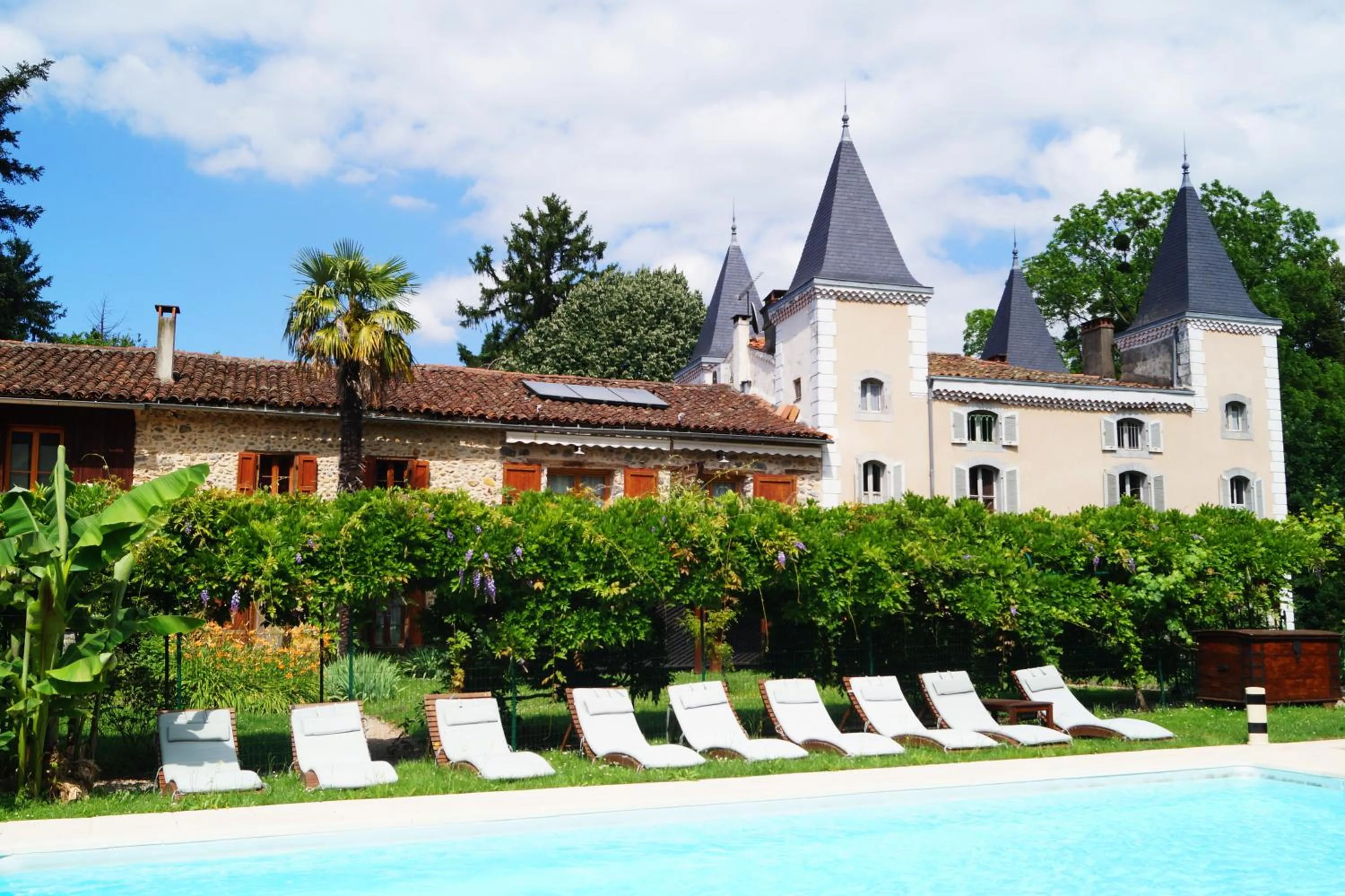 Property building in Hotel Logis - Chateau de Beauregard