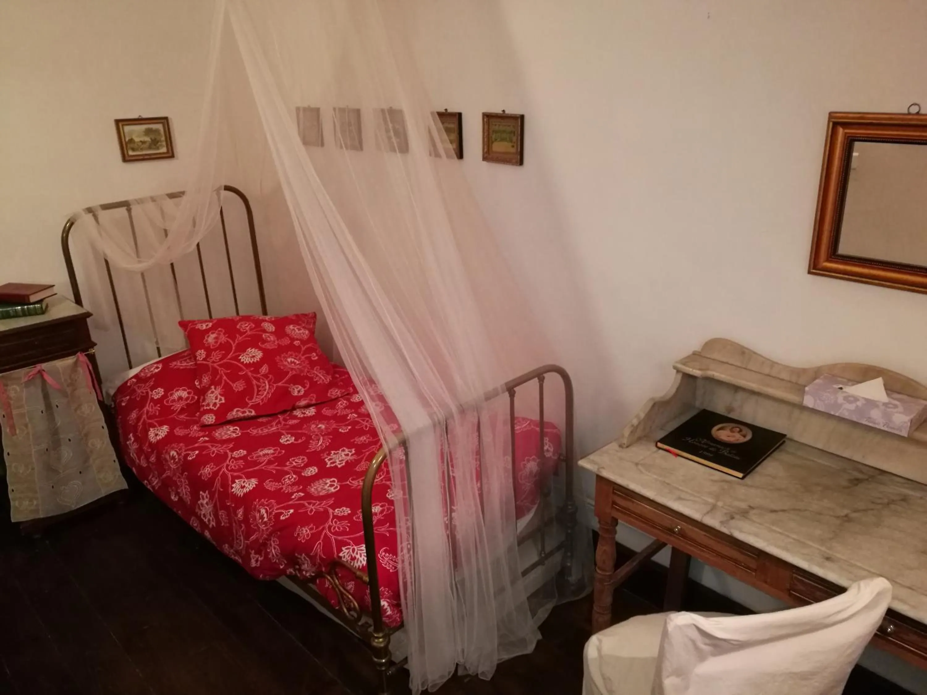 Bedroom, Bed in Hotel Logis - Chateau de Beauregard