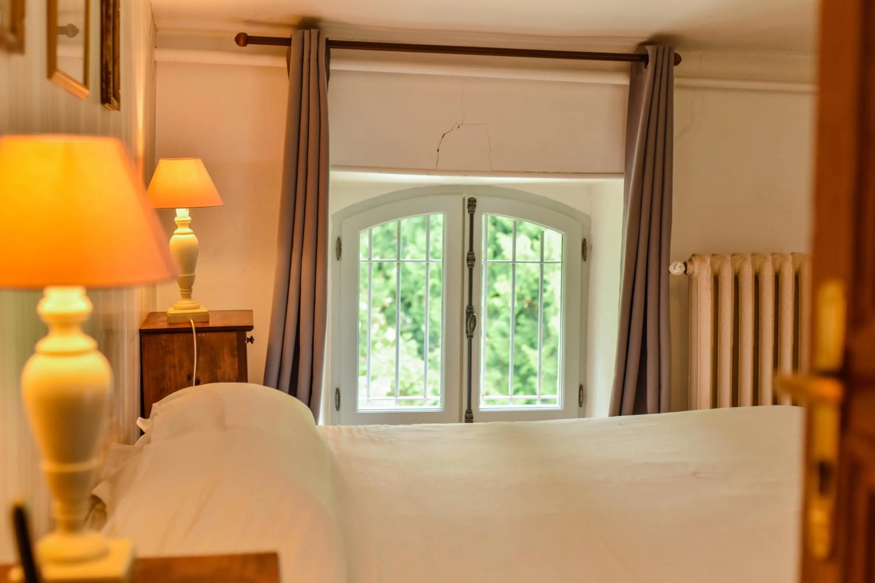 Bed in Hotel Logis - Chateau de Beauregard