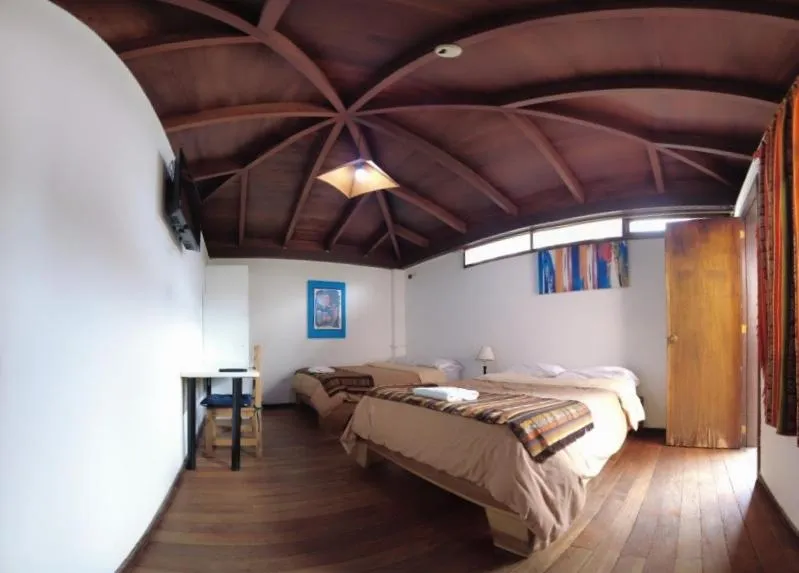 Shower, Bed in Hostal Alcala