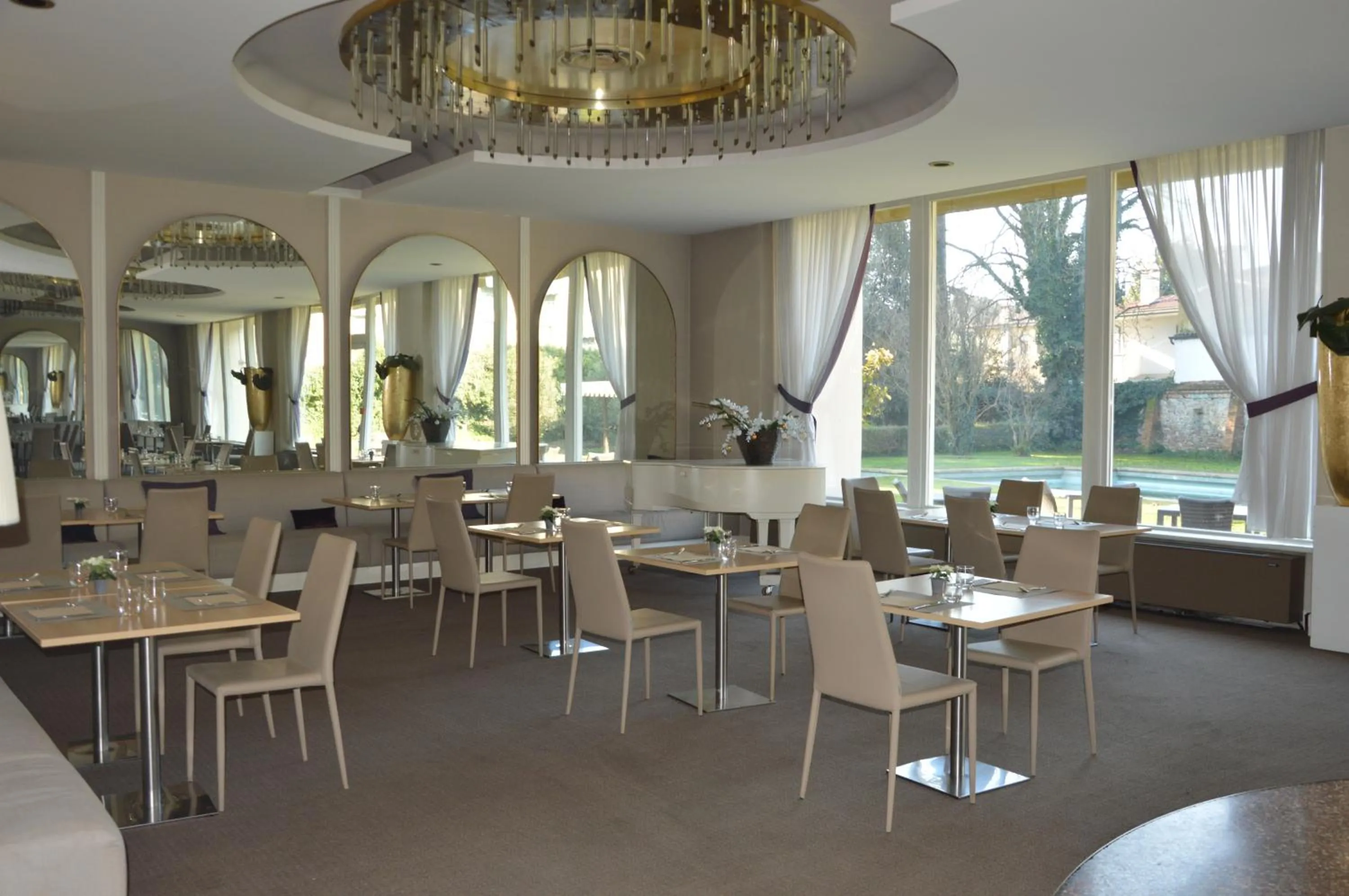 Restaurant/places to eat in Blue Dream Hotel