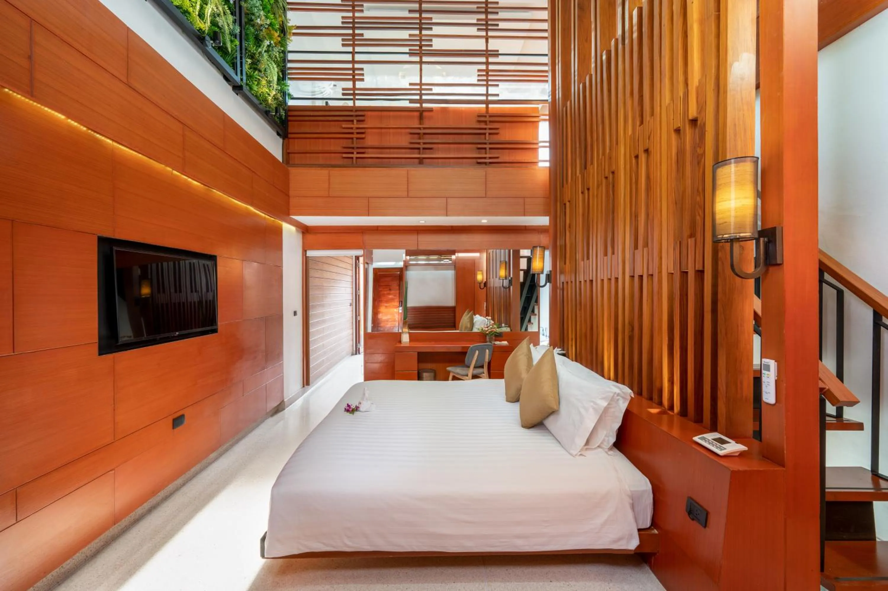 Bed in La Flora Resort Patong