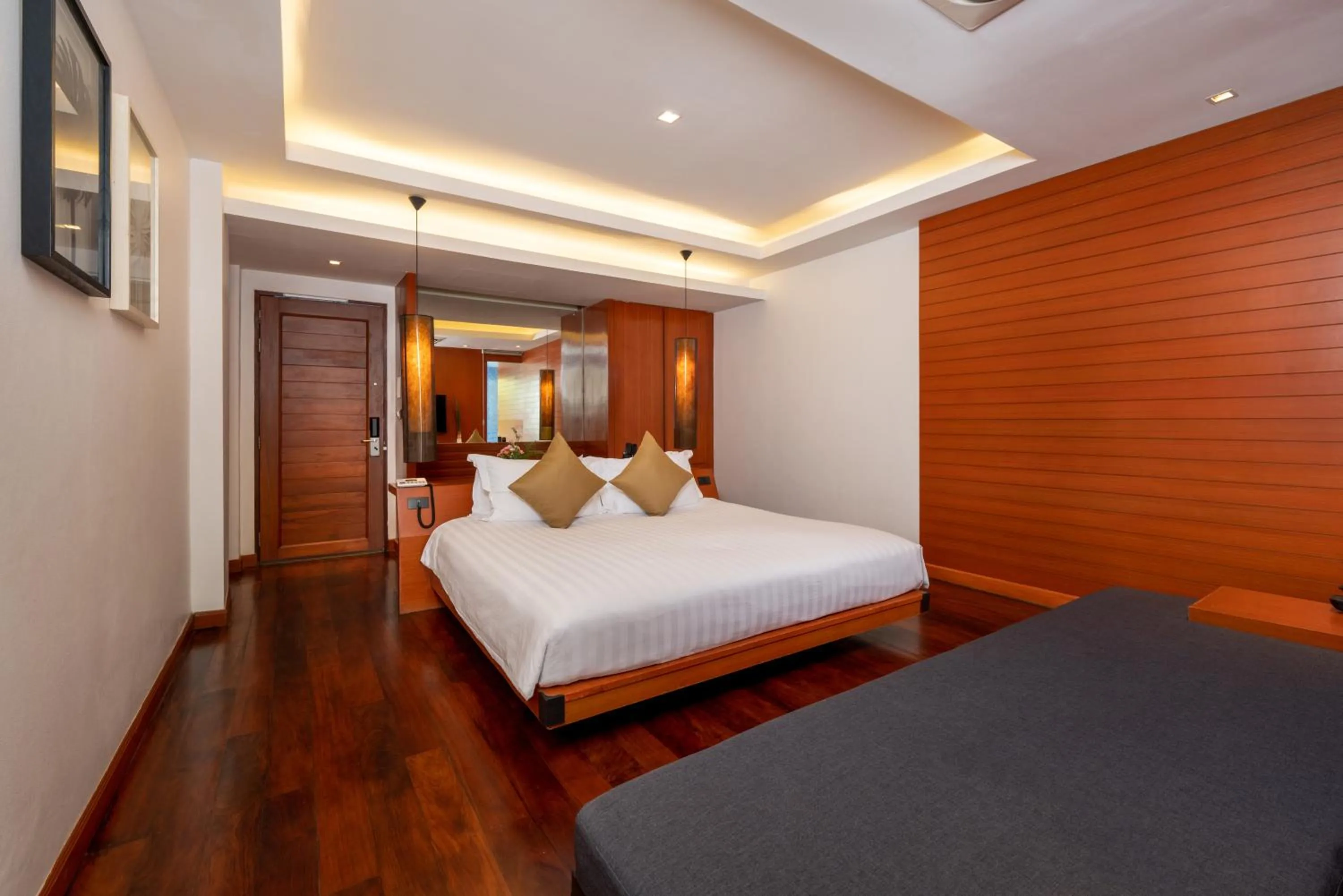 Bed in La Flora Resort Patong