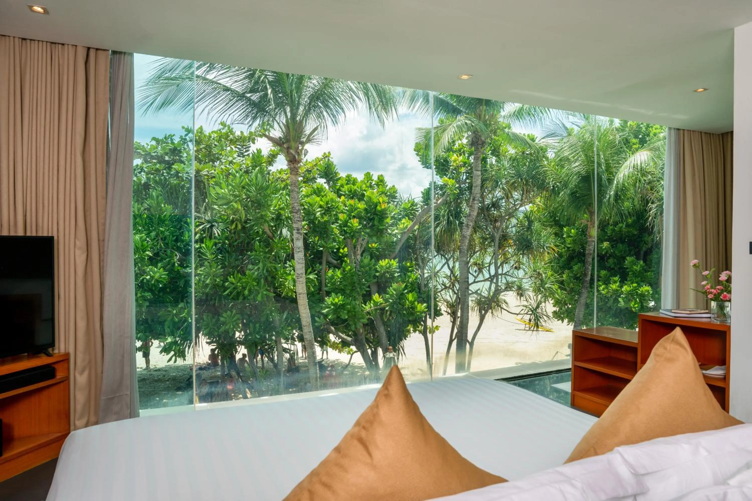 Bed in La Flora Resort Patong