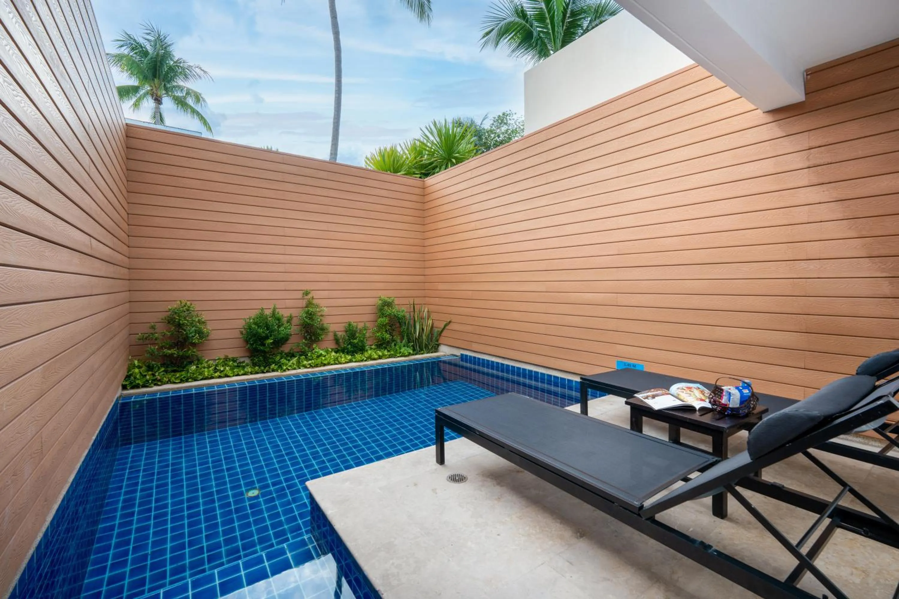 Swimming pool in La Flora Resort Patong