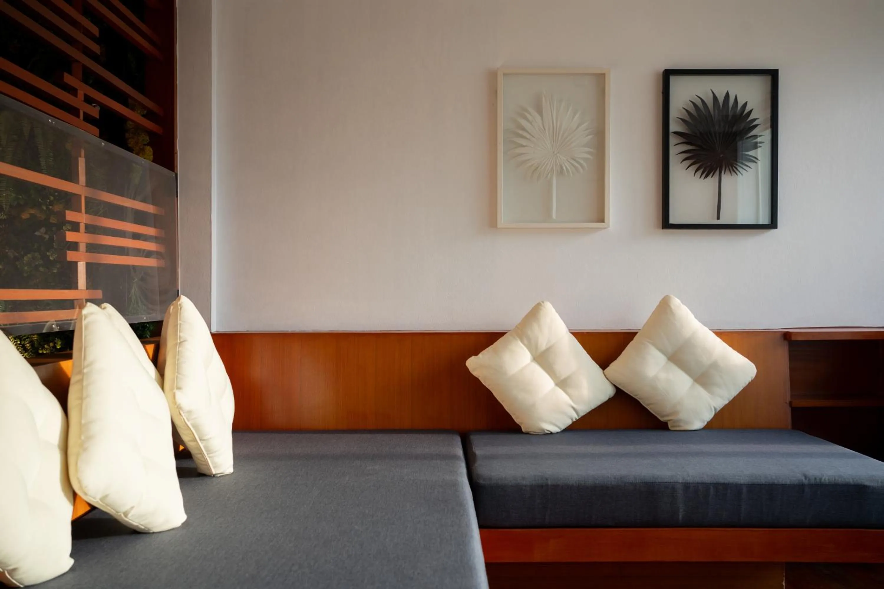 Living room, Bed in La Flora Resort Patong