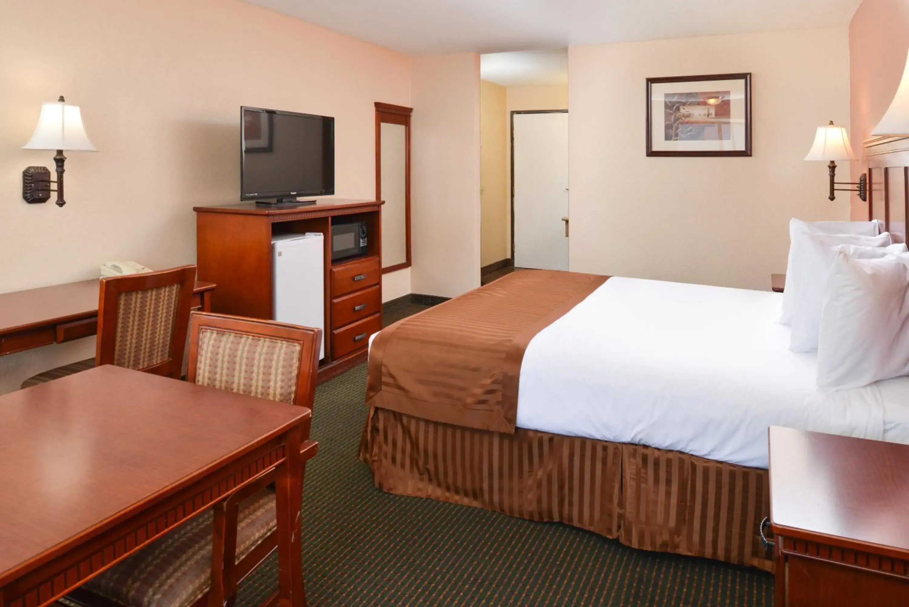 Bed in Americas Best Value Inn & Suites-East Bakersfield Bed in Americas Best Value Inn & Suites-East Bakersfield