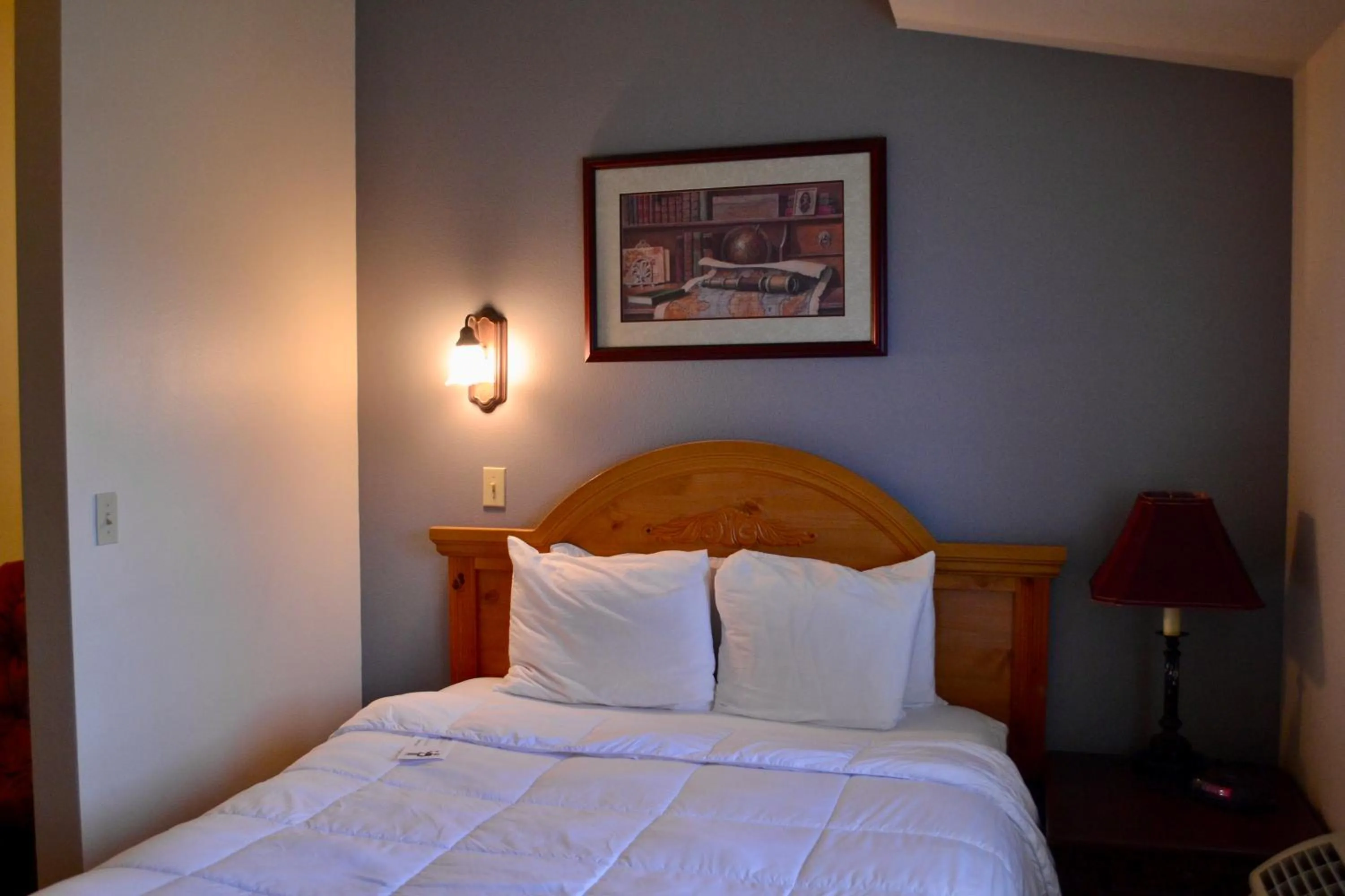 Bed in Anaco Bay Inn