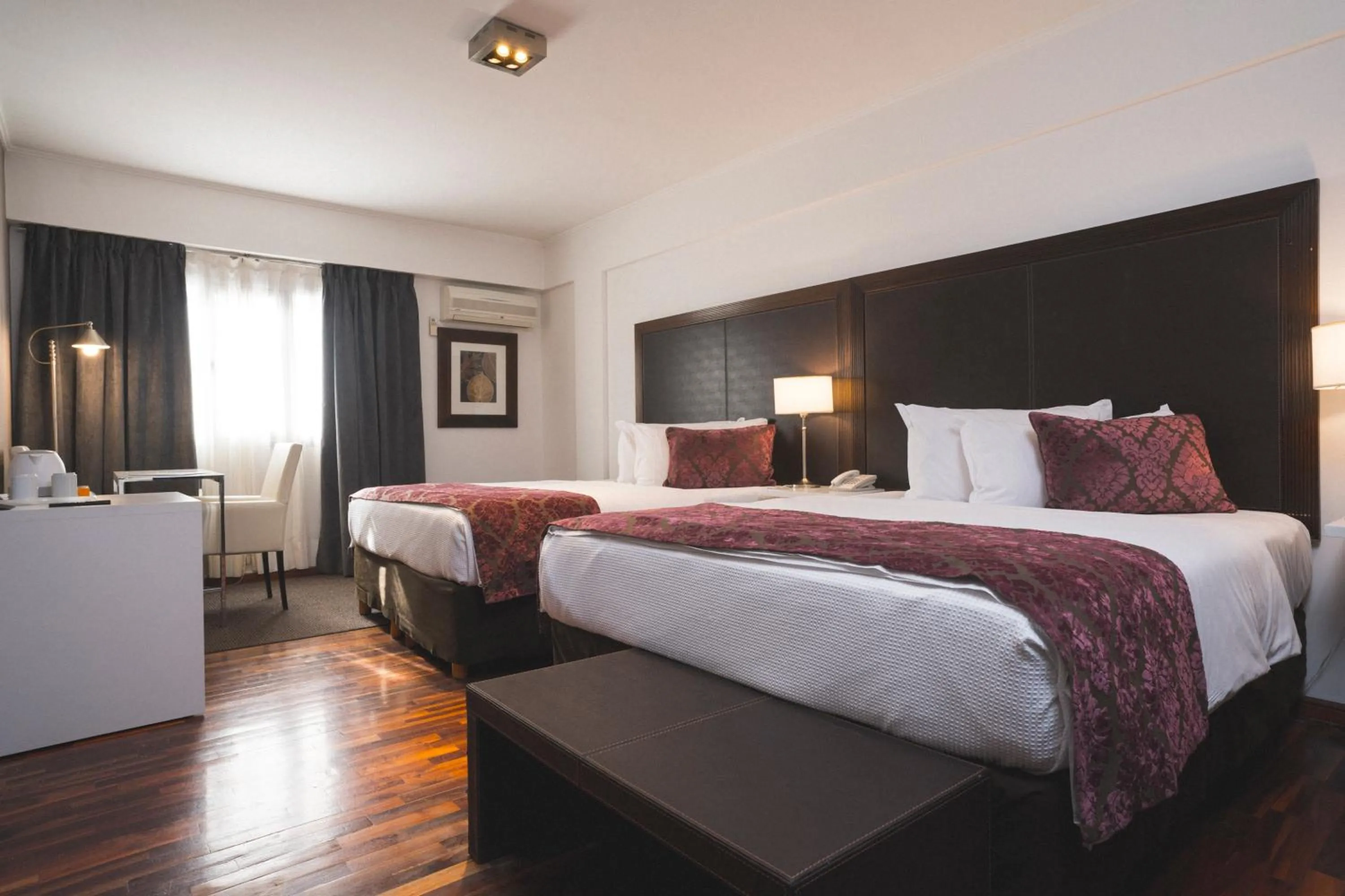 Superior Twin Room in Hotel Tolosa