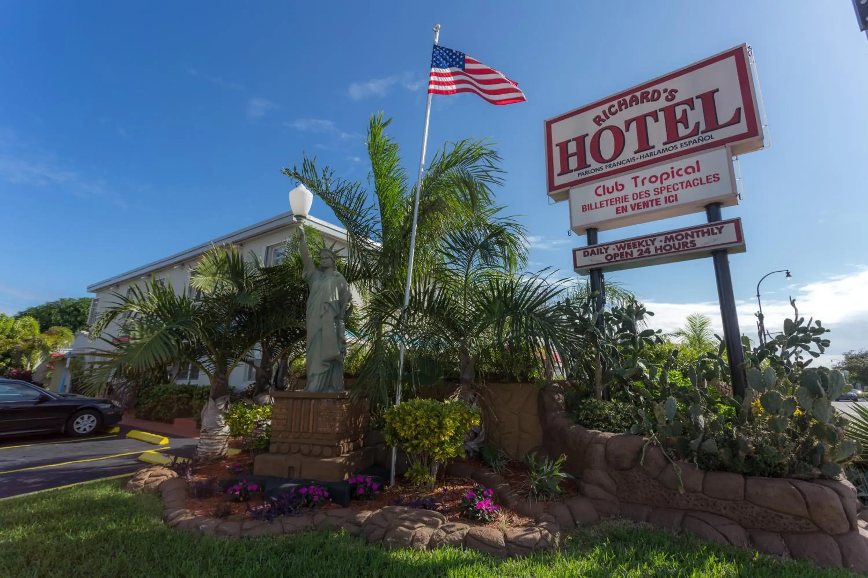 Facade/entrance in Richard's Hotel Facade/entrance in Richard's Hotel