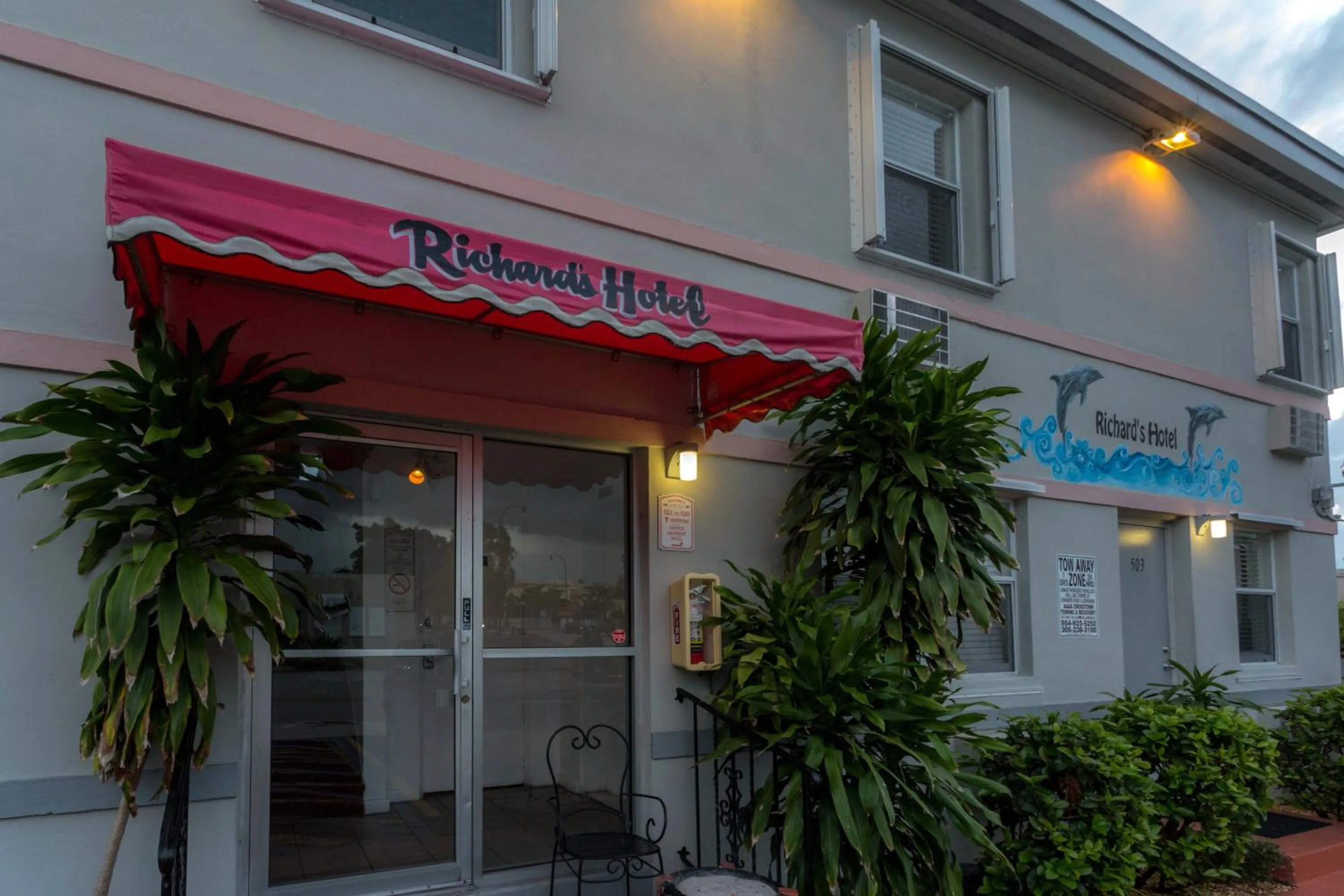 Facade/entrance in Richard's Hotel